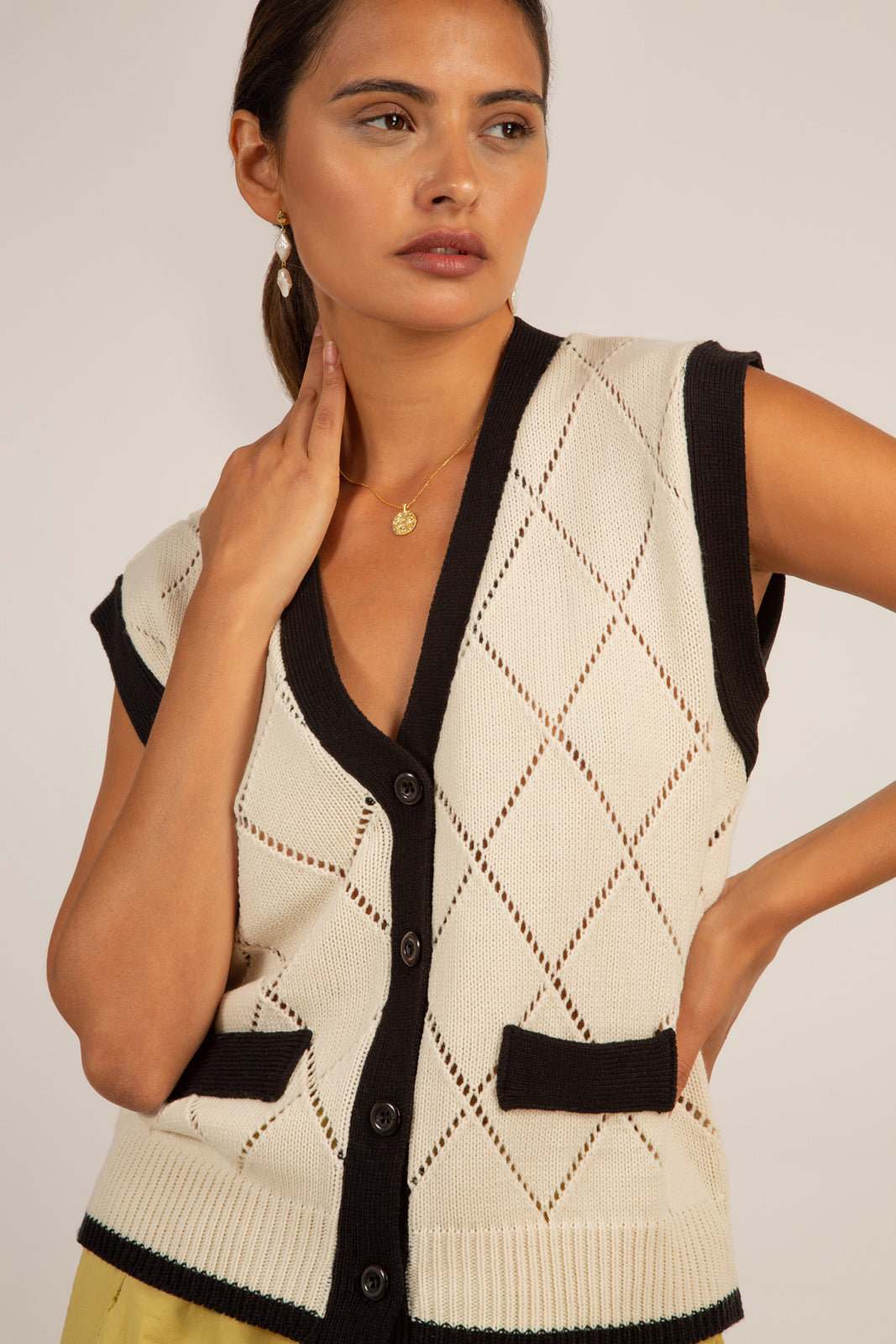 Ivory dotted diamond black trim sleeveless cardigan_1