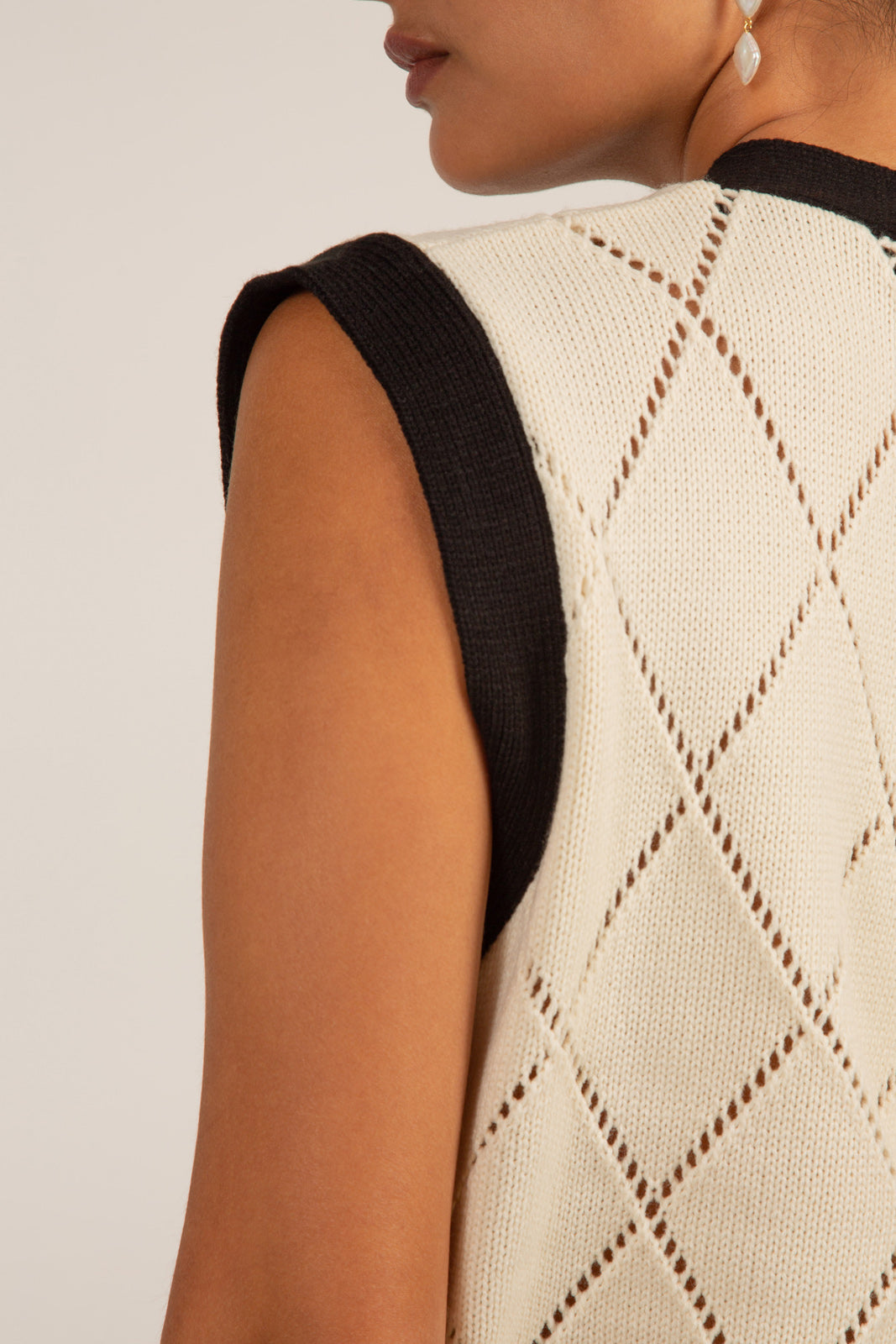 Ivory dotted diamond black trim sleeveless cardigan_8