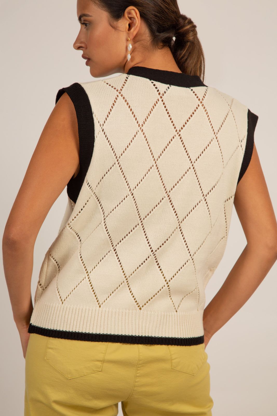 Ivory dotted diamond black trim sleeveless cardigan_5