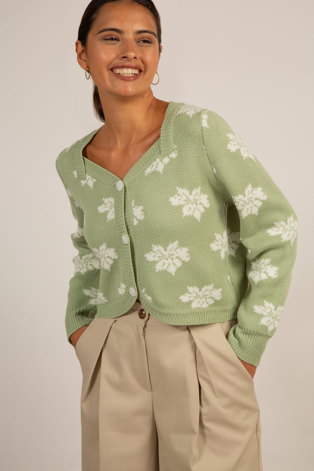 Green and white intarsia flower cardigan_2