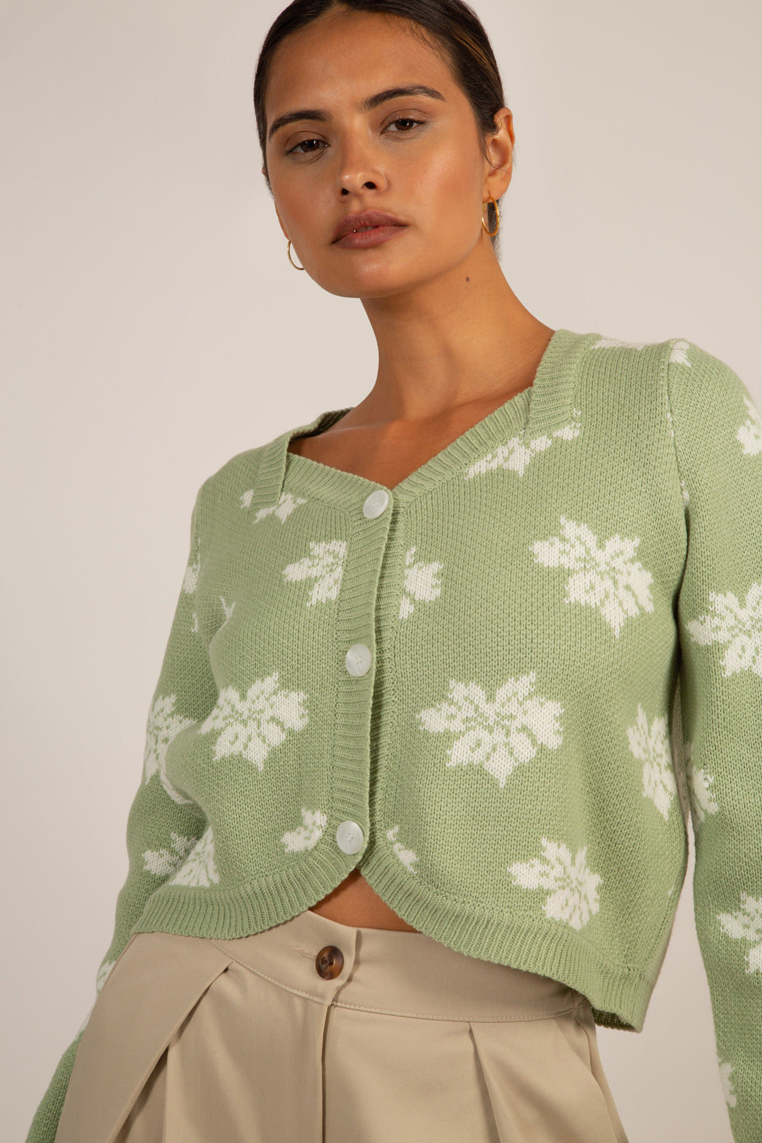 Green and white intarsia flower cardigan_6