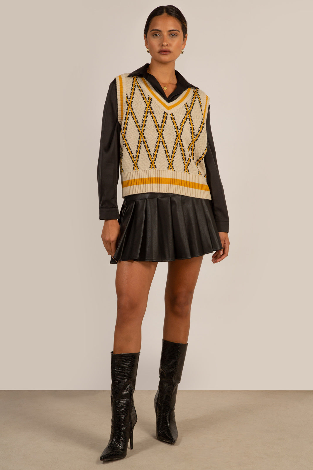 Mustard contrast diamond striped sweater vest_4