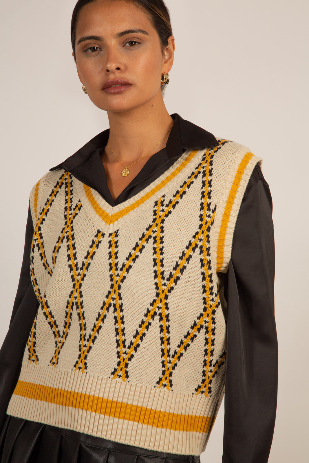 Mustard contrast diamond striped sweater vest_7