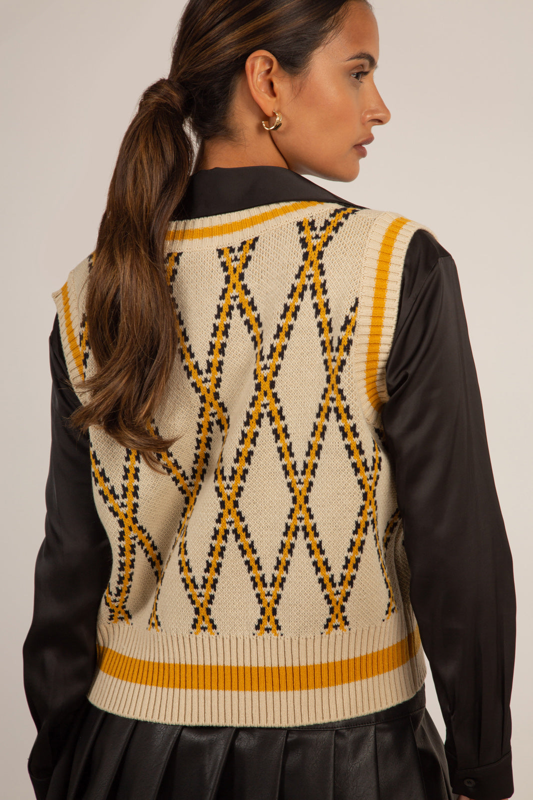 Mustard contrast diamond striped sweater vest_8