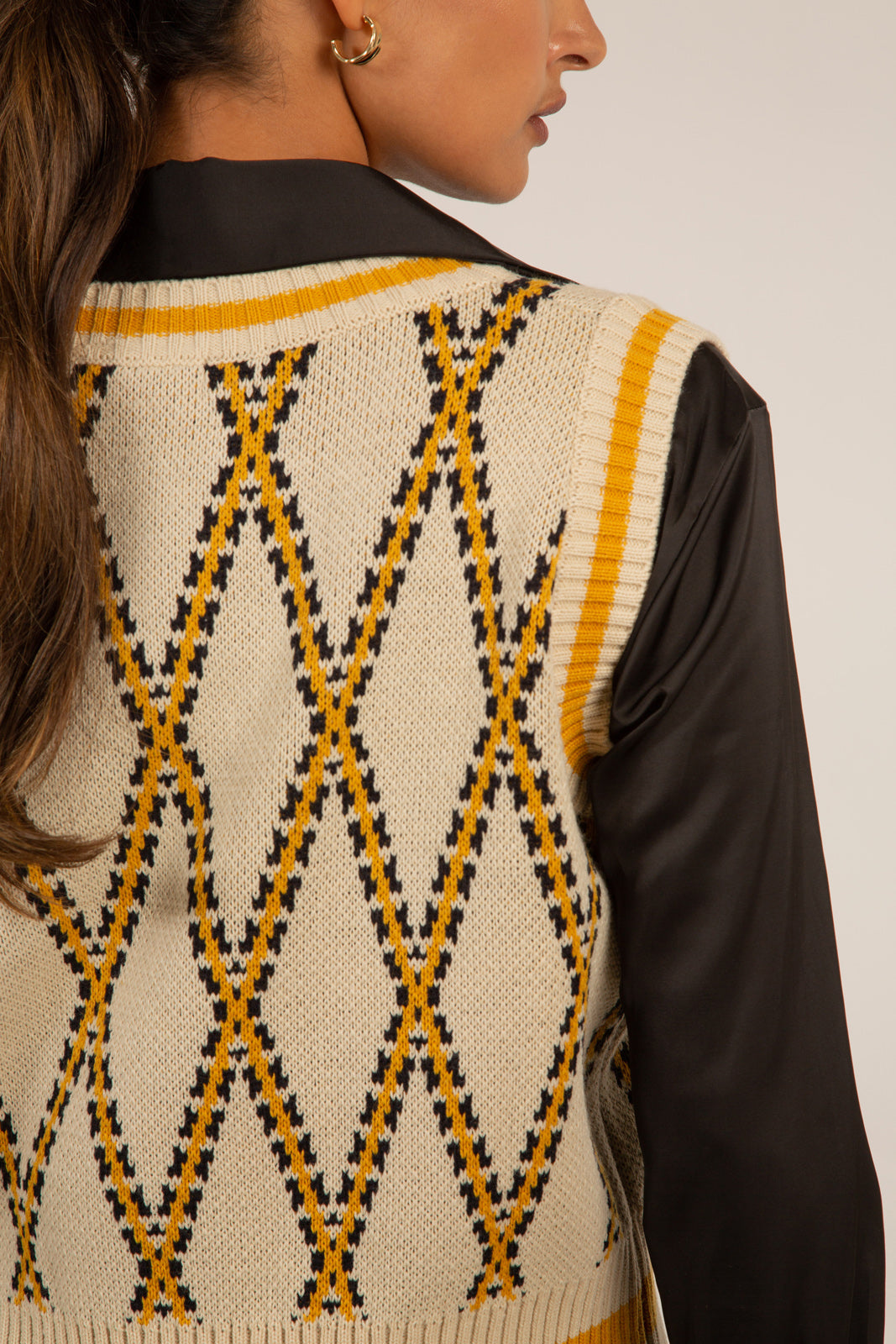 Mustard contrast diamond striped sweater vest_6