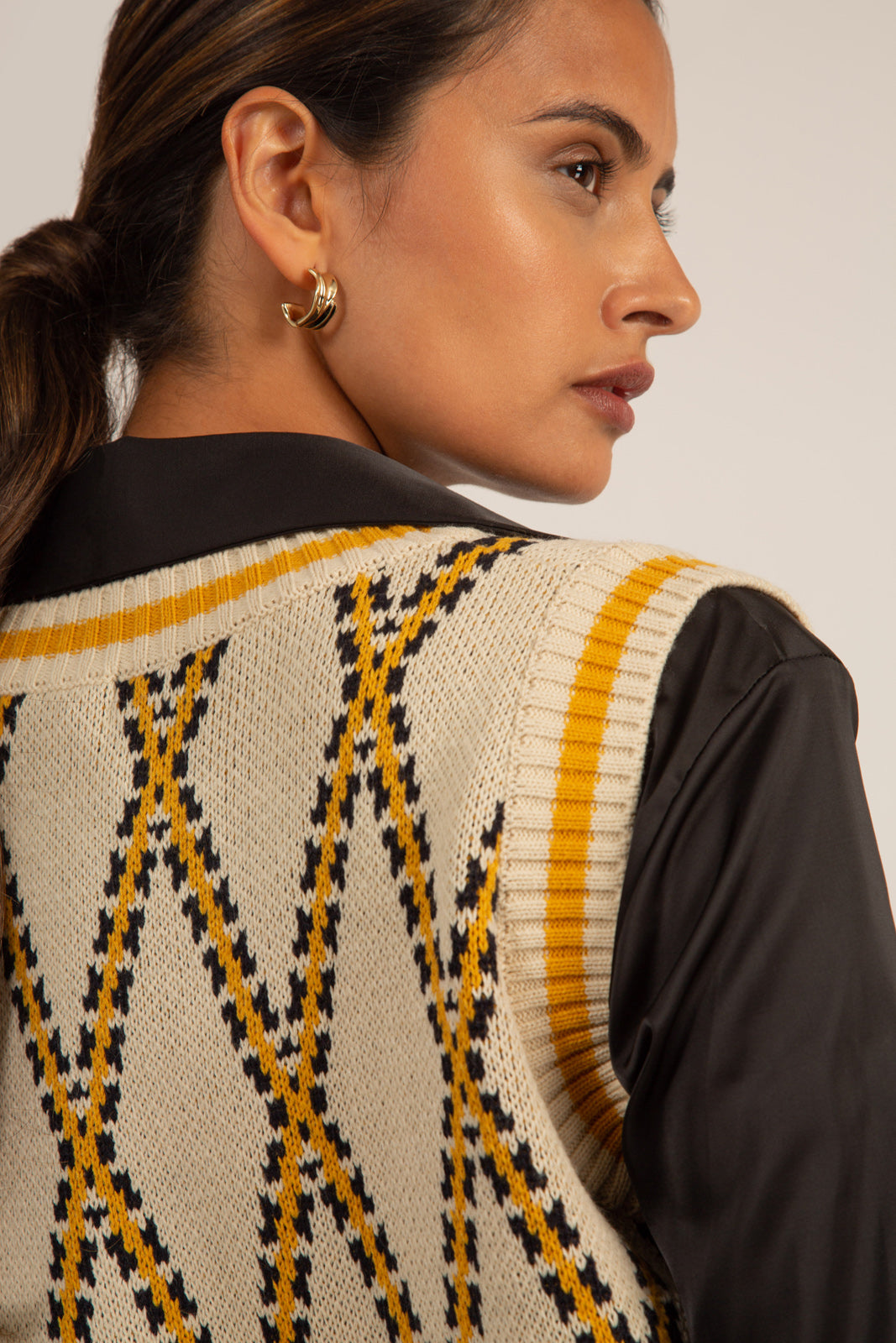 Mustard contrast diamond striped sweater vest_3