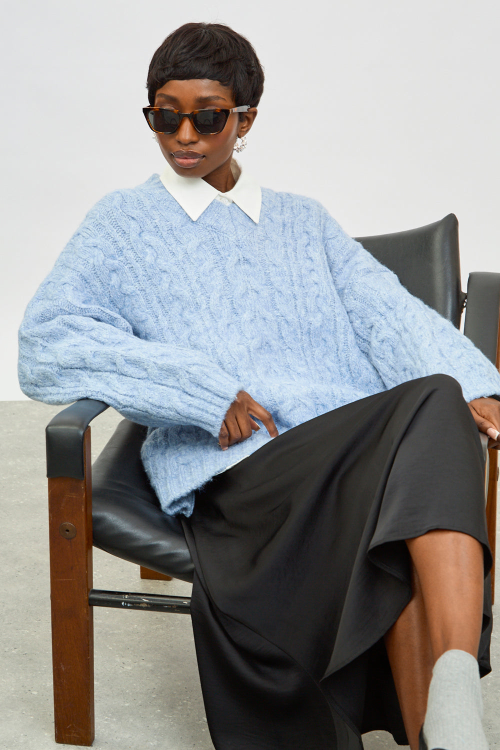 Baby blue heavy cable knit V neck jumper_5