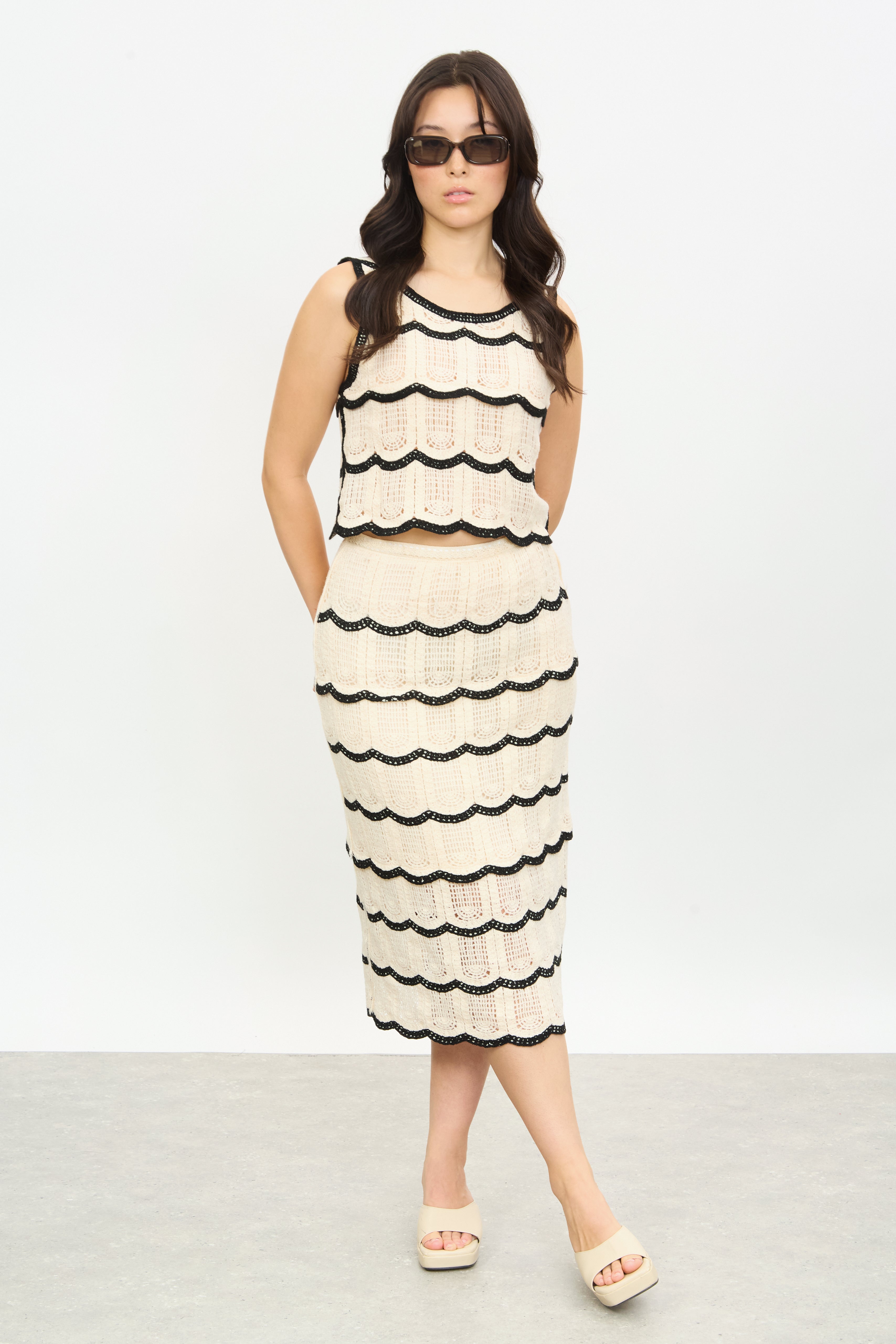 Beige and black scalloped crochet knit tank_4