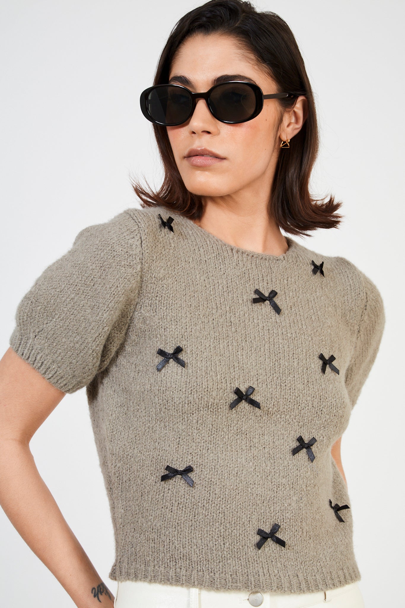 Beige and black tiny ribbon knit tee_1