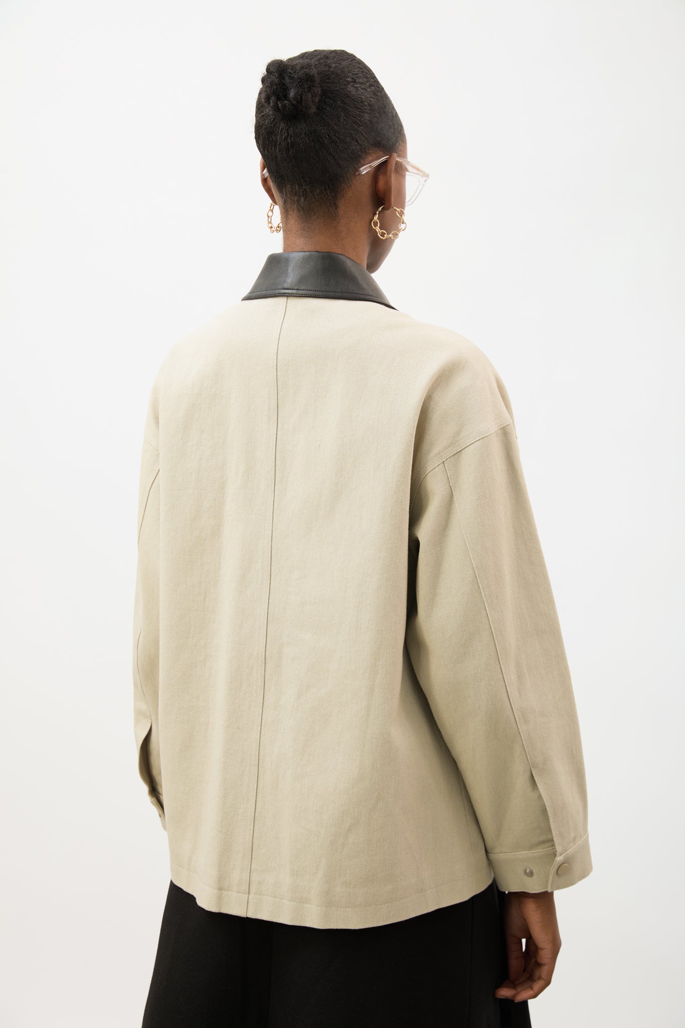 Beige and black vegan leather contrast collar parka_4
