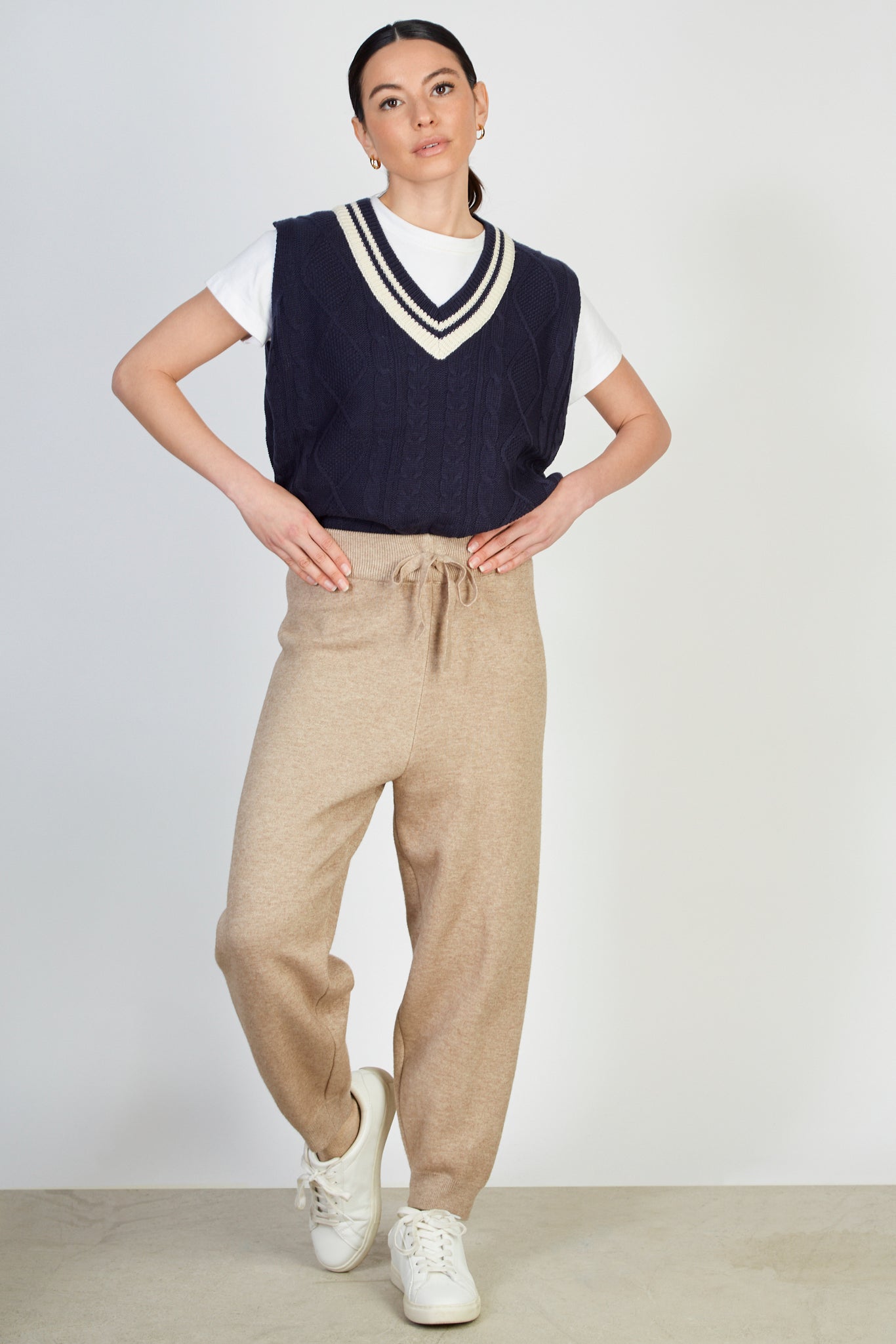Beige fuzzy lined thick knit tapered trousers_4
