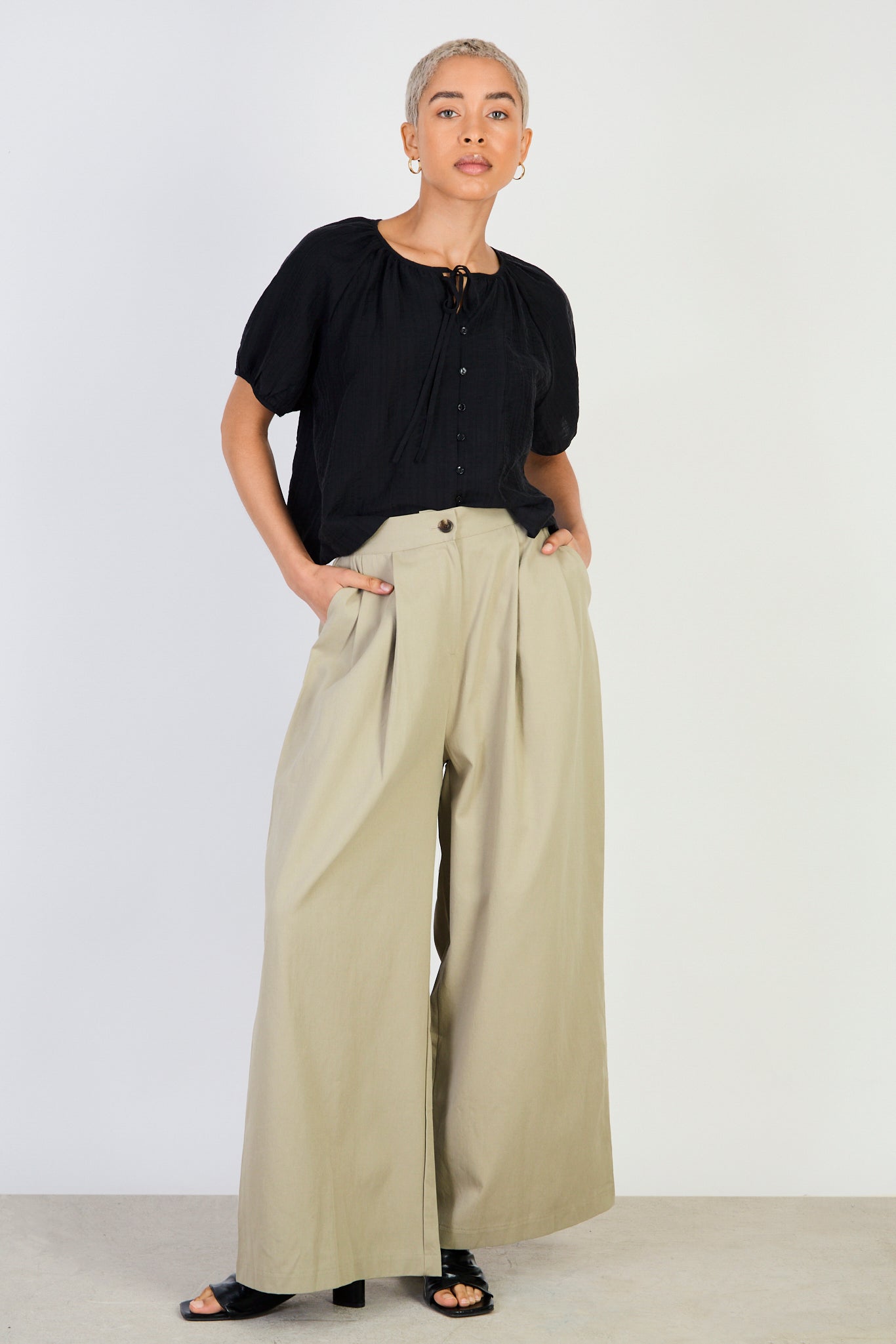 Beige pleated wide leg trousers_4
