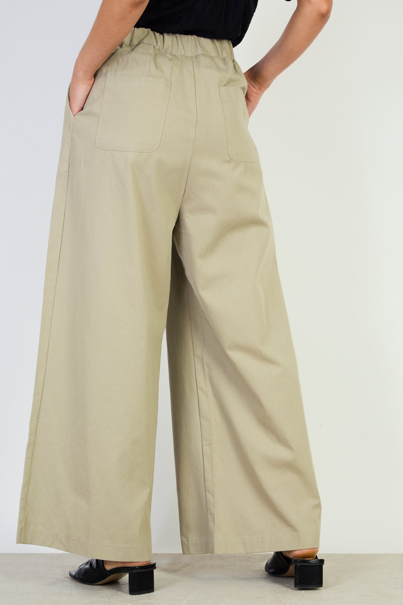 Beige pleated wide leg trousers_2