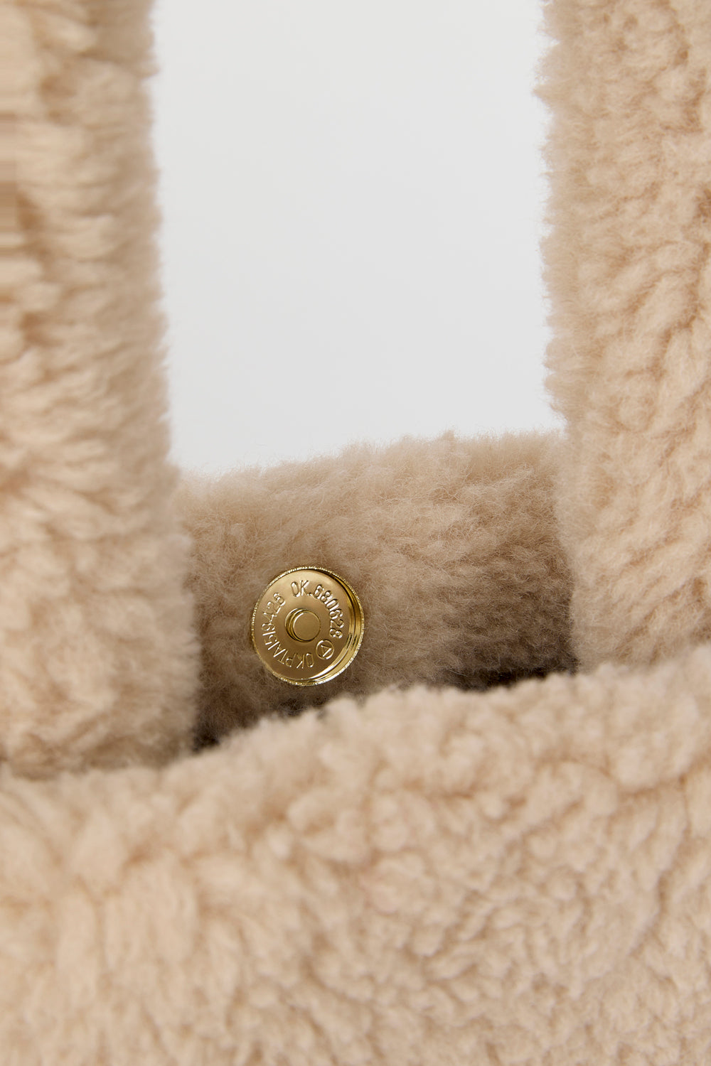 Beige shearling bucket bag_3