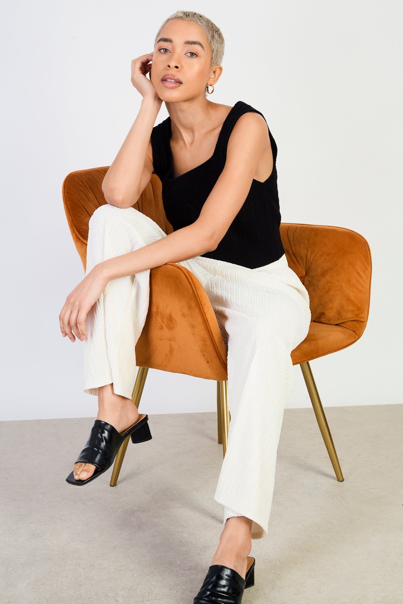 Beige textured crinkle trousers_5