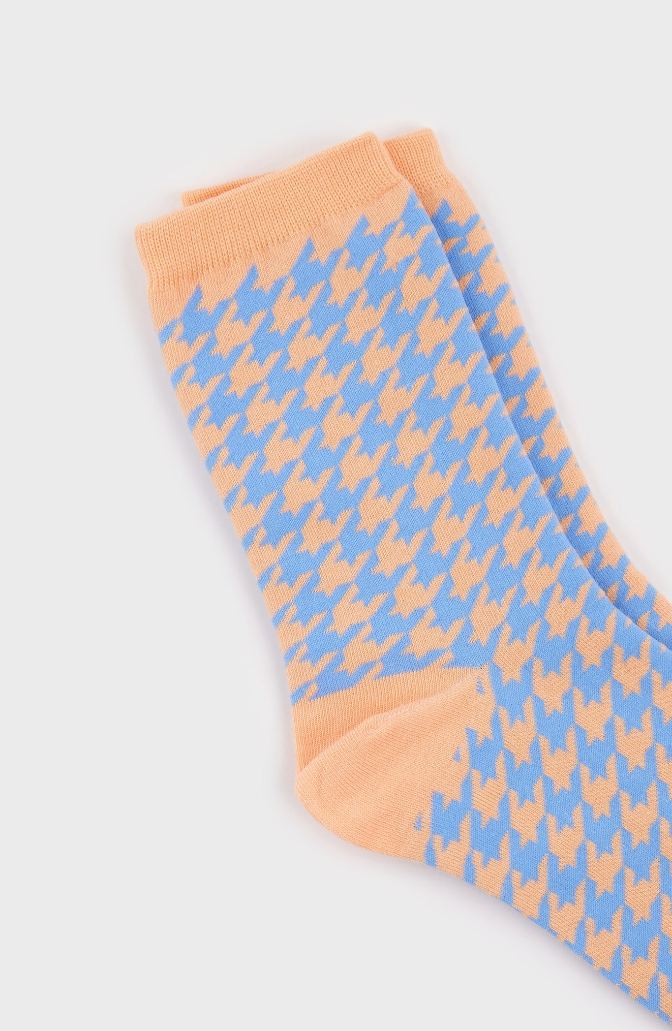 Beige and light blue houndstooth check socks_3