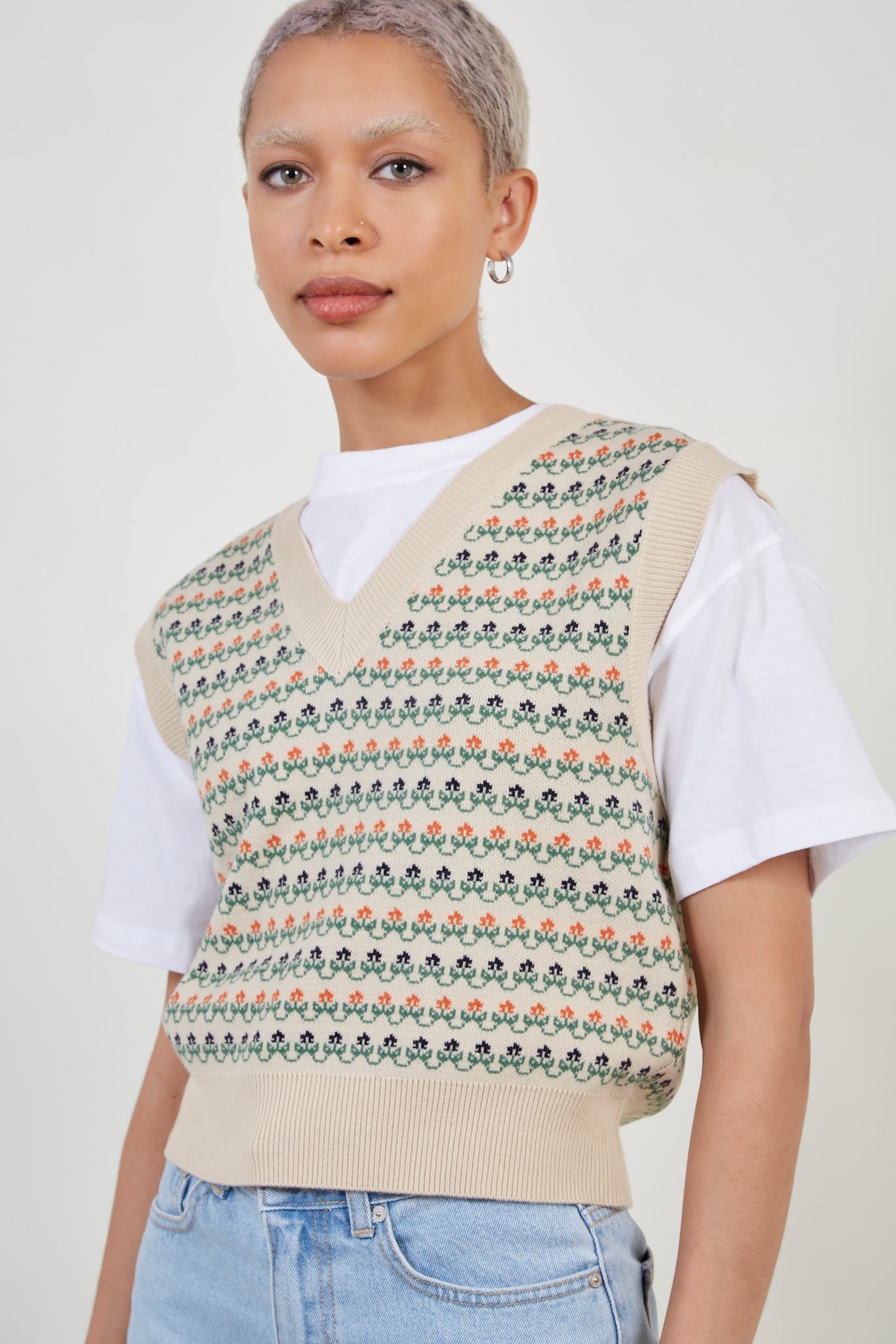 Beige graphic print sweater vest_2