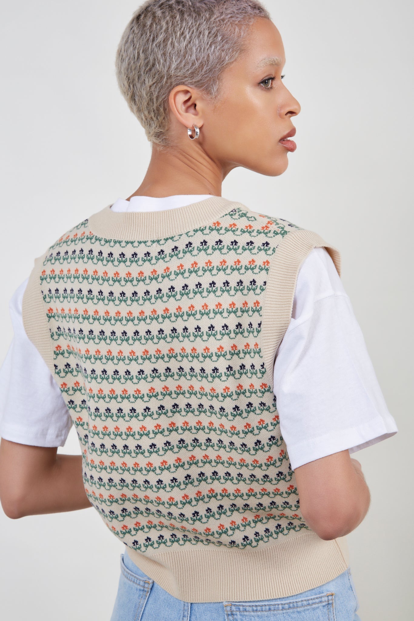 Beige graphic print sweater vest_4