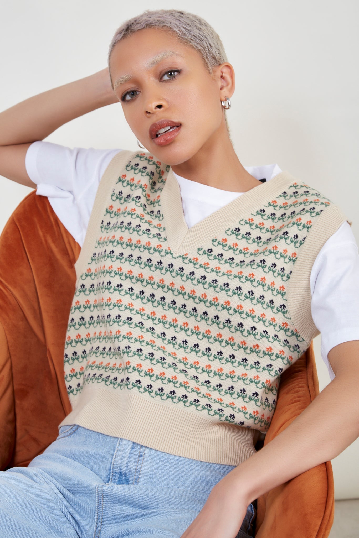 Beige graphic print sweater vest_1