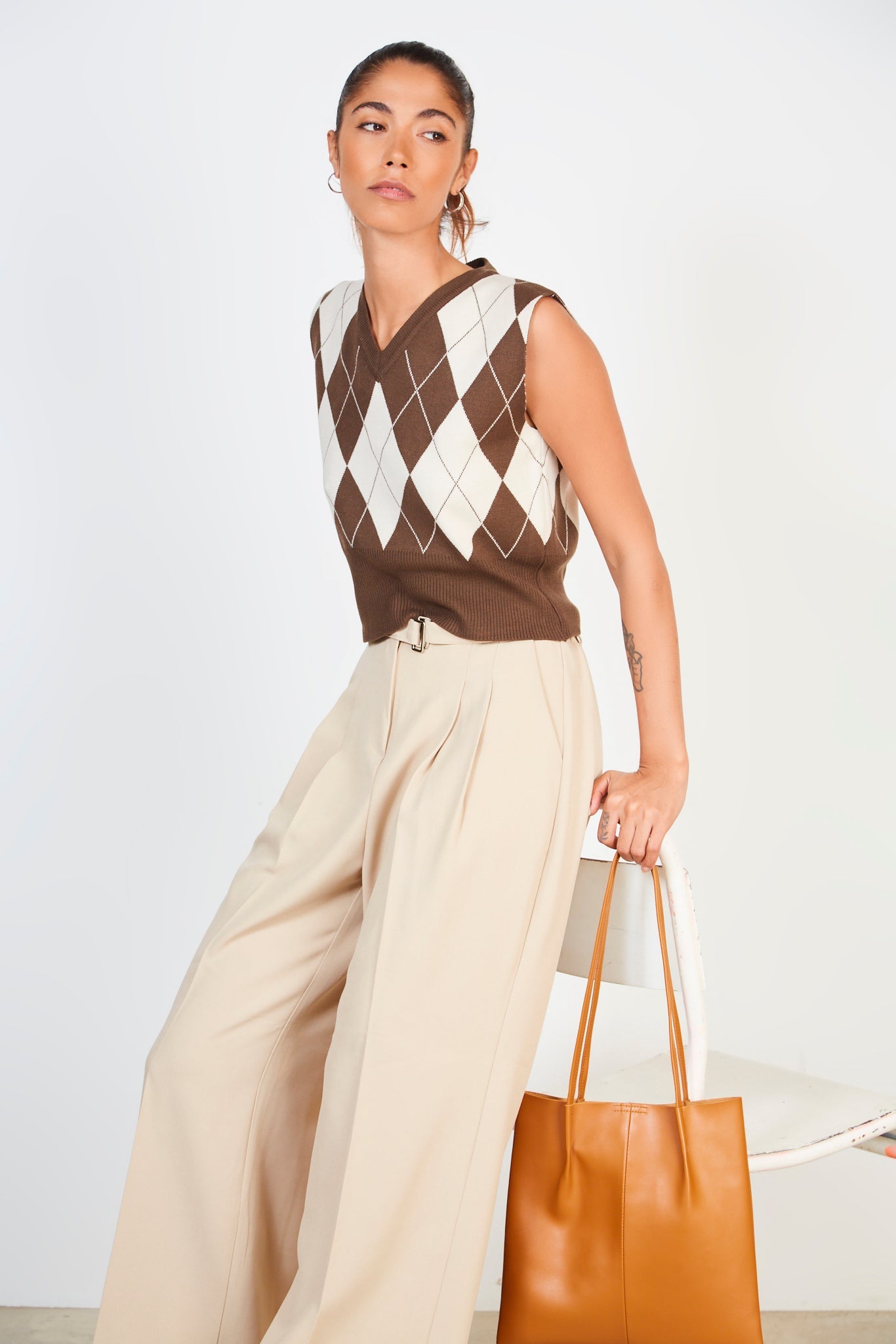 Beige pleated long belted trousers_5