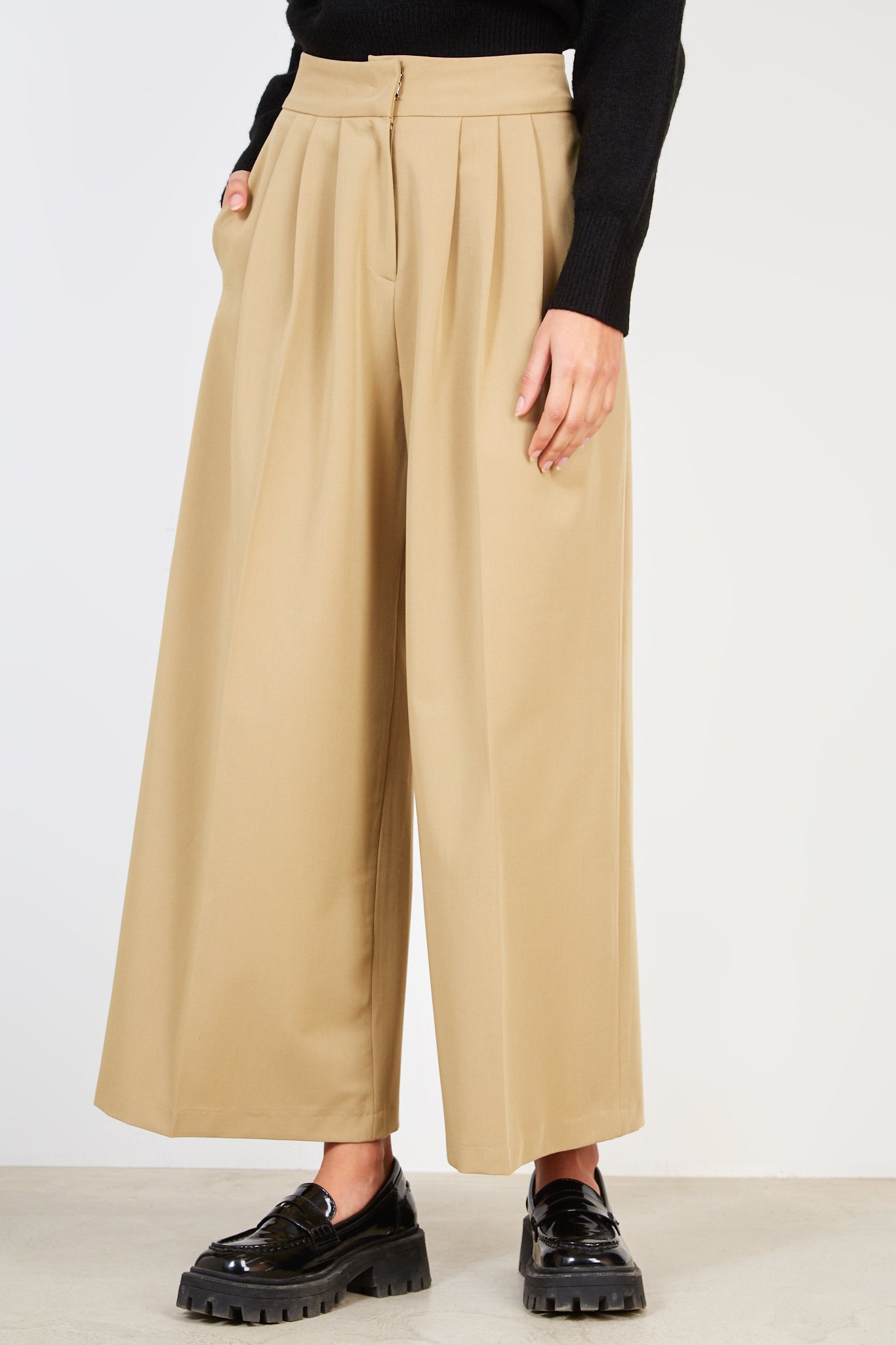 Beige pleated trousers_2