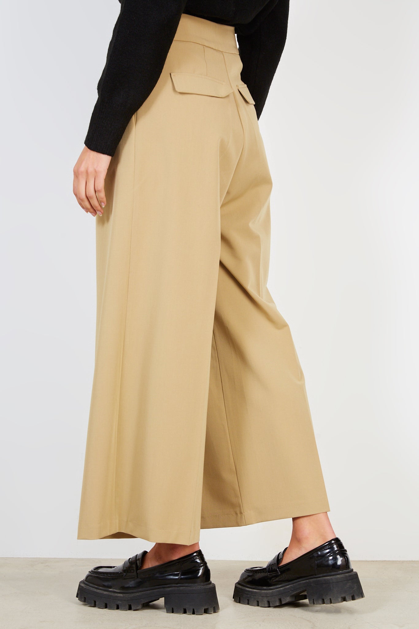 Beige pleated trousers_3