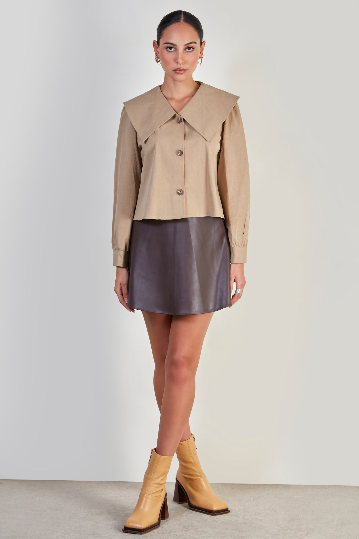 Beige pointed giant collar shirt_2
