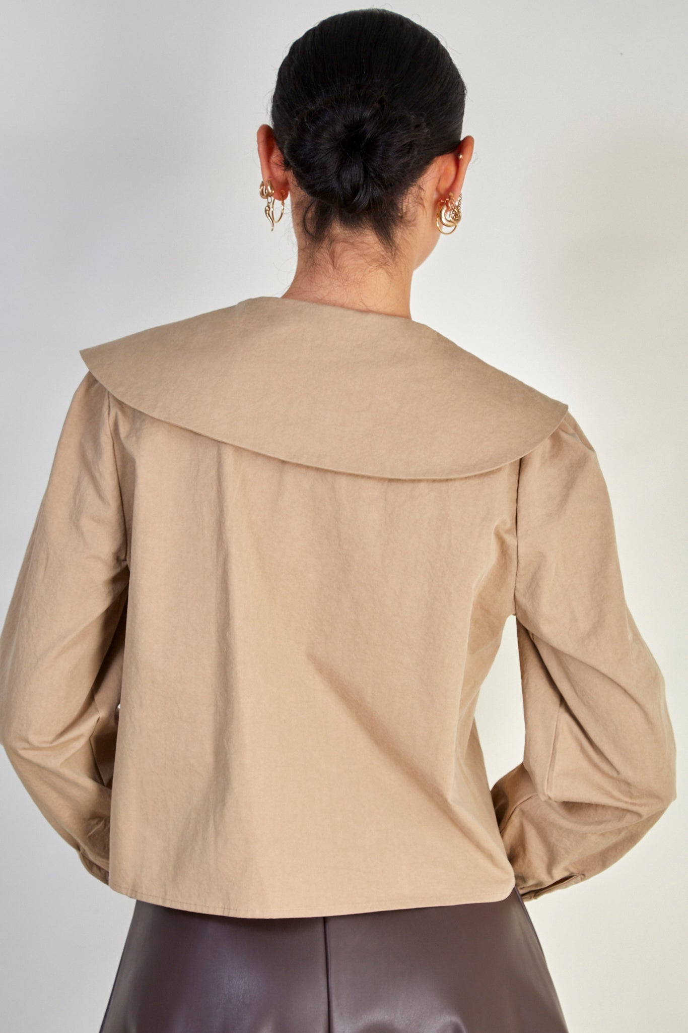 Beige pointed giant collar shirt