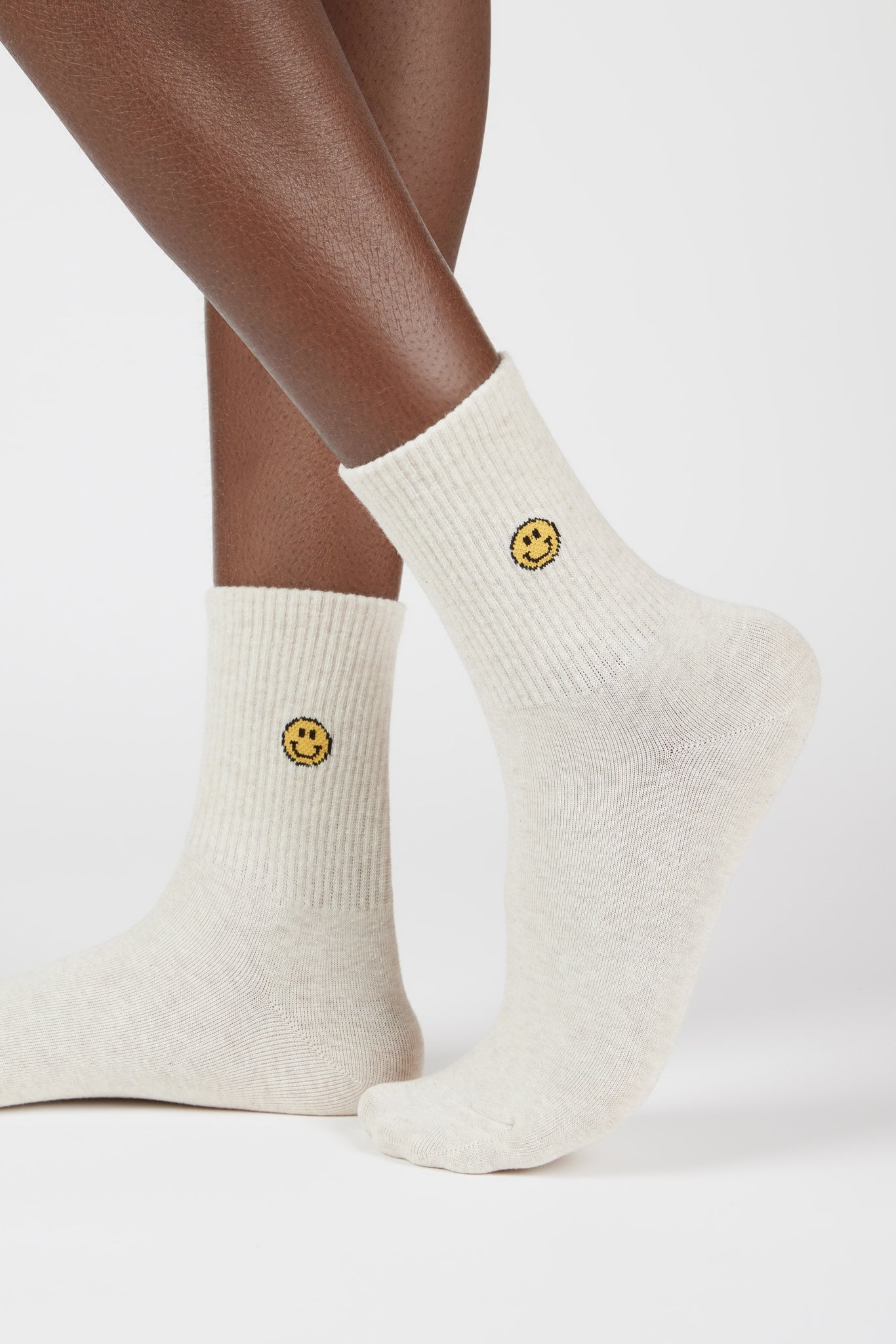 Beige ribbed ankle smiley face socks_1
