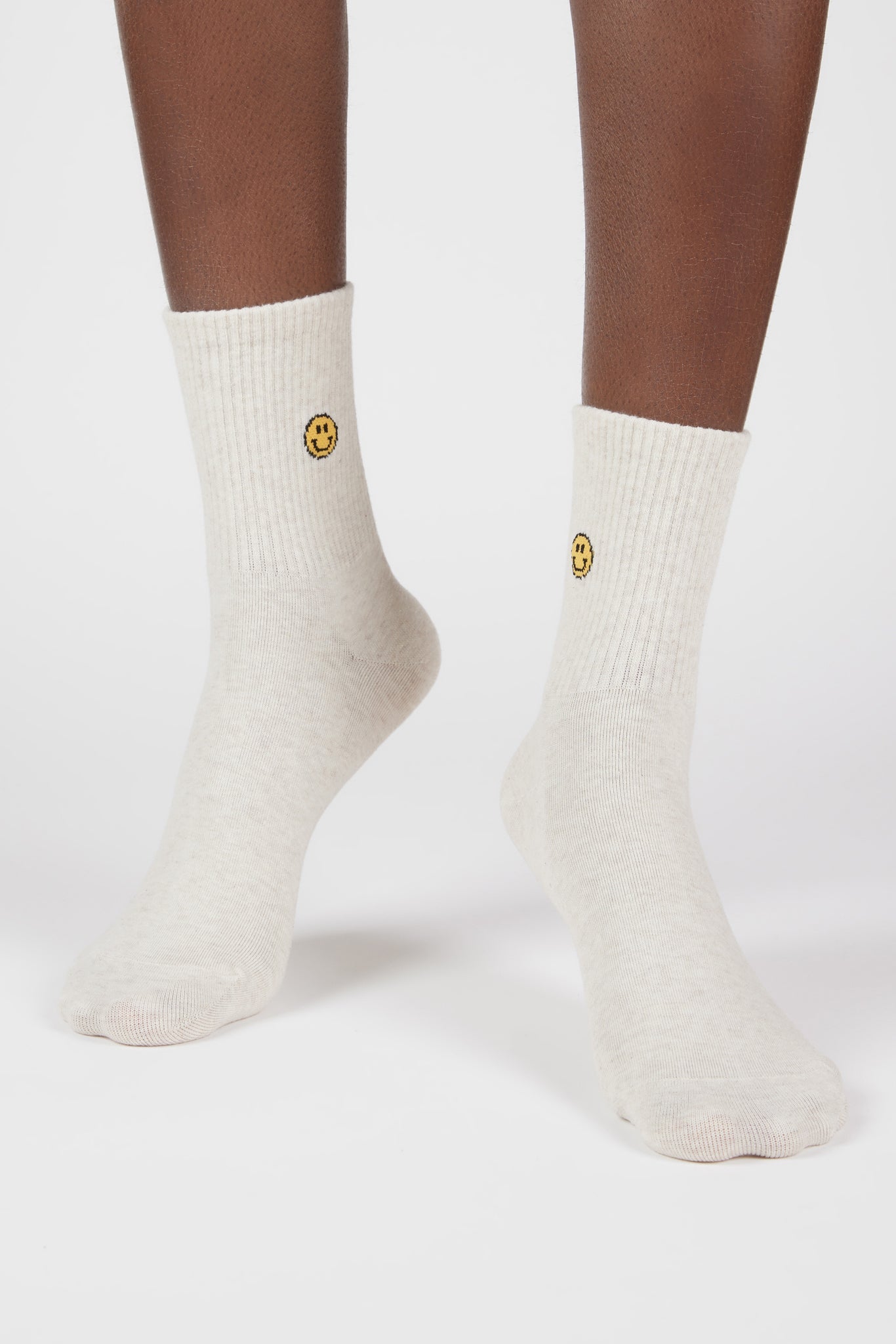 Beige ribbed ankle smiley face socks_4