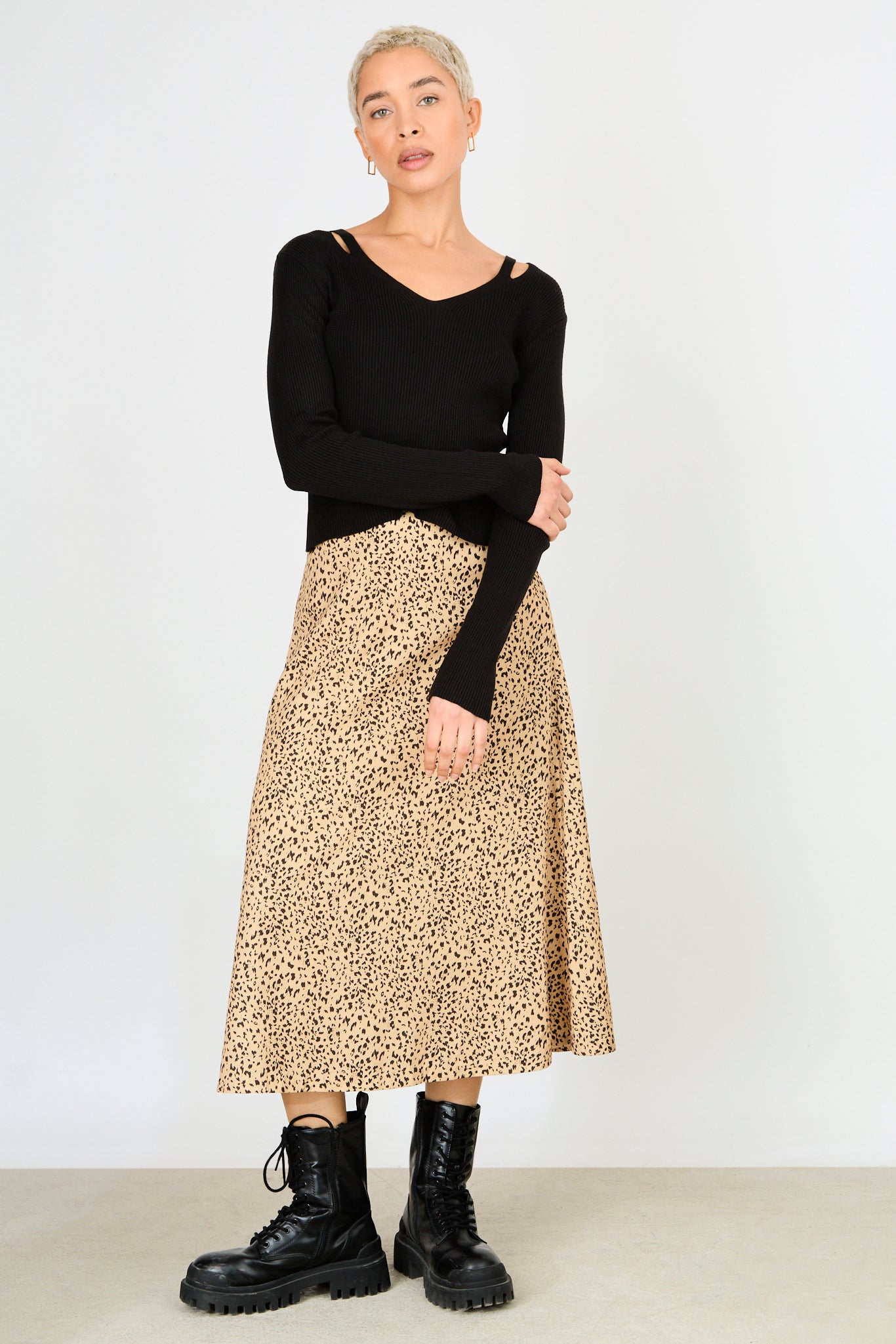 Black V neck double slit shoulder knit top_4