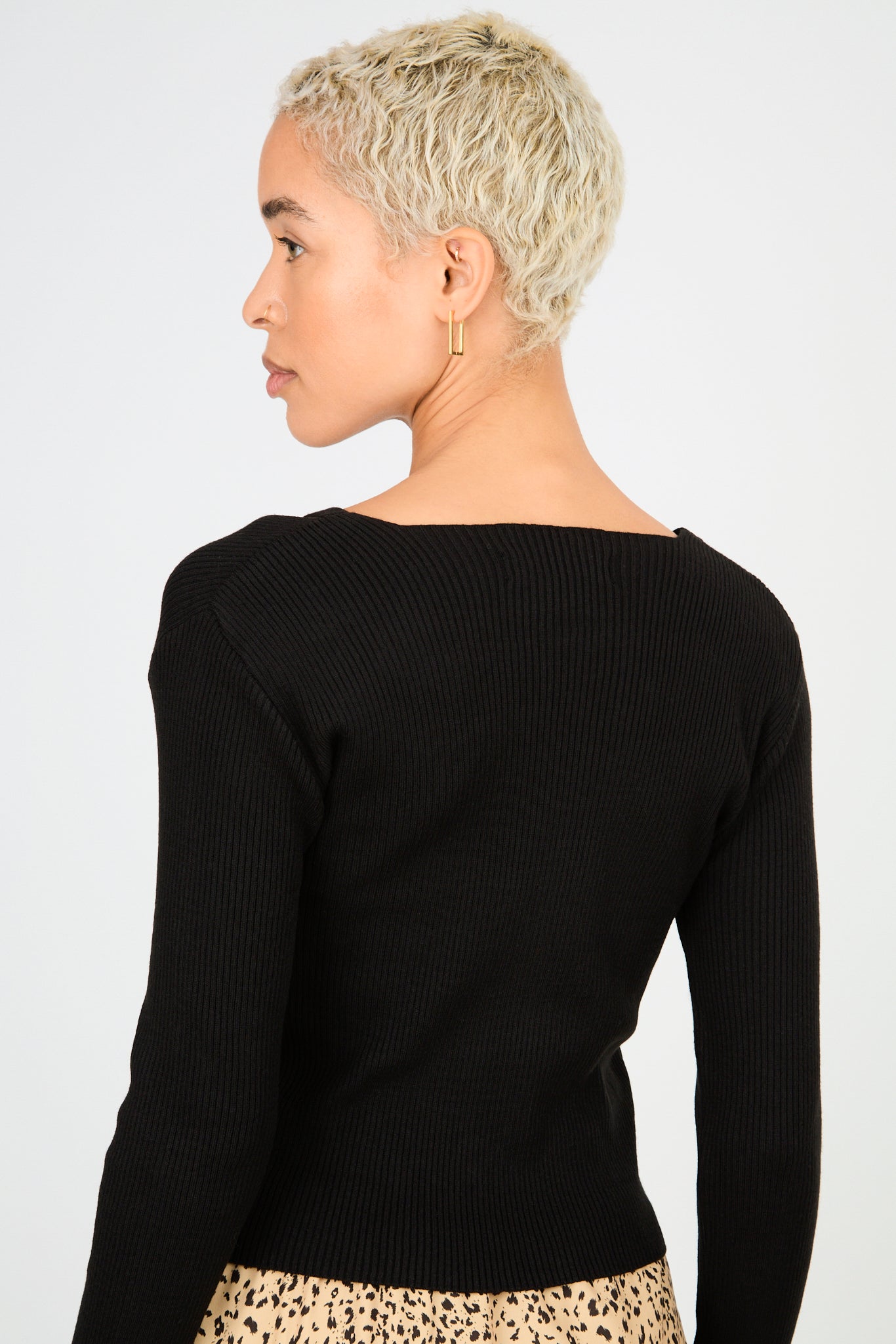 Black V neck double slit shoulder knit top_2