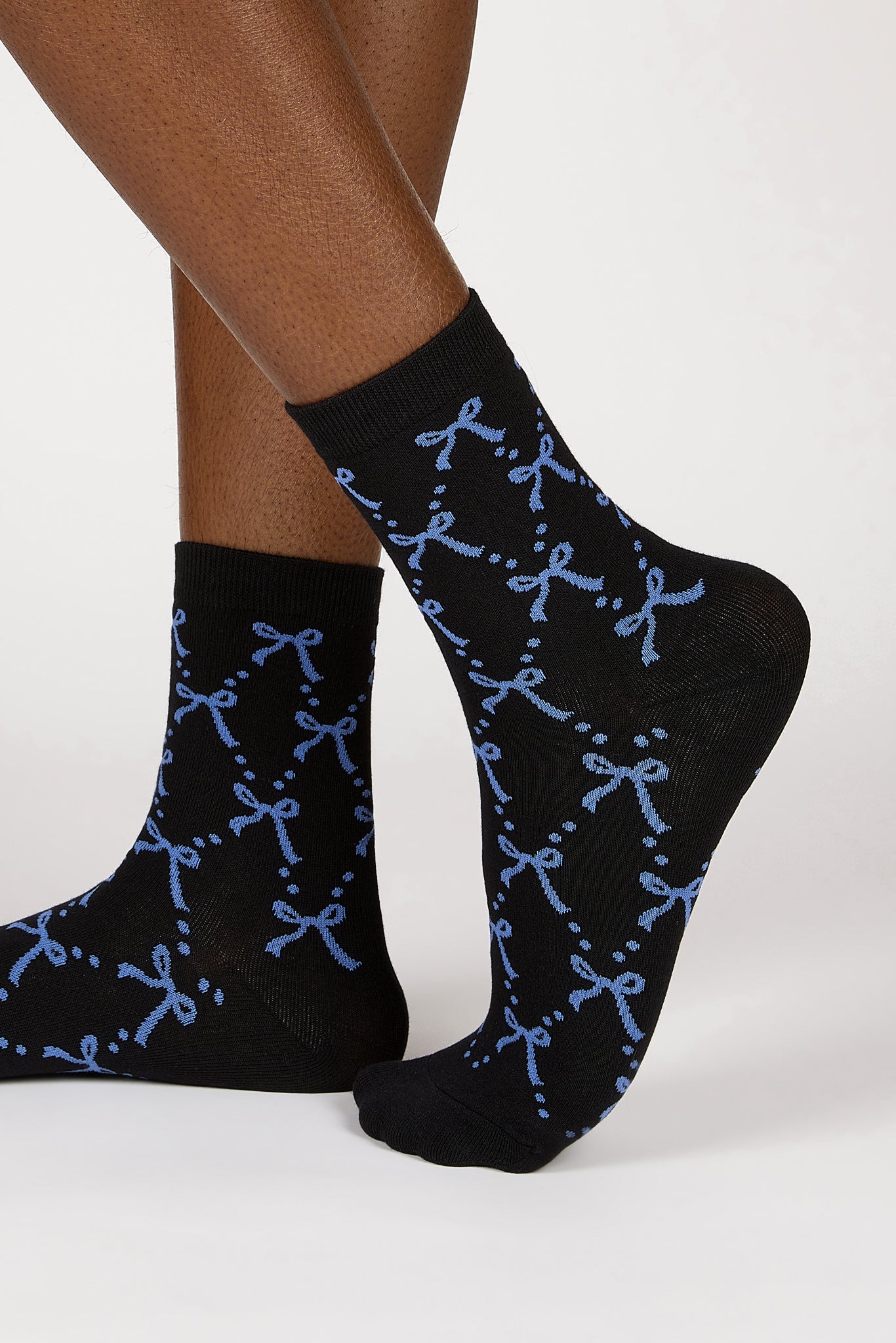 Black and blue ribbon and dots socks_3