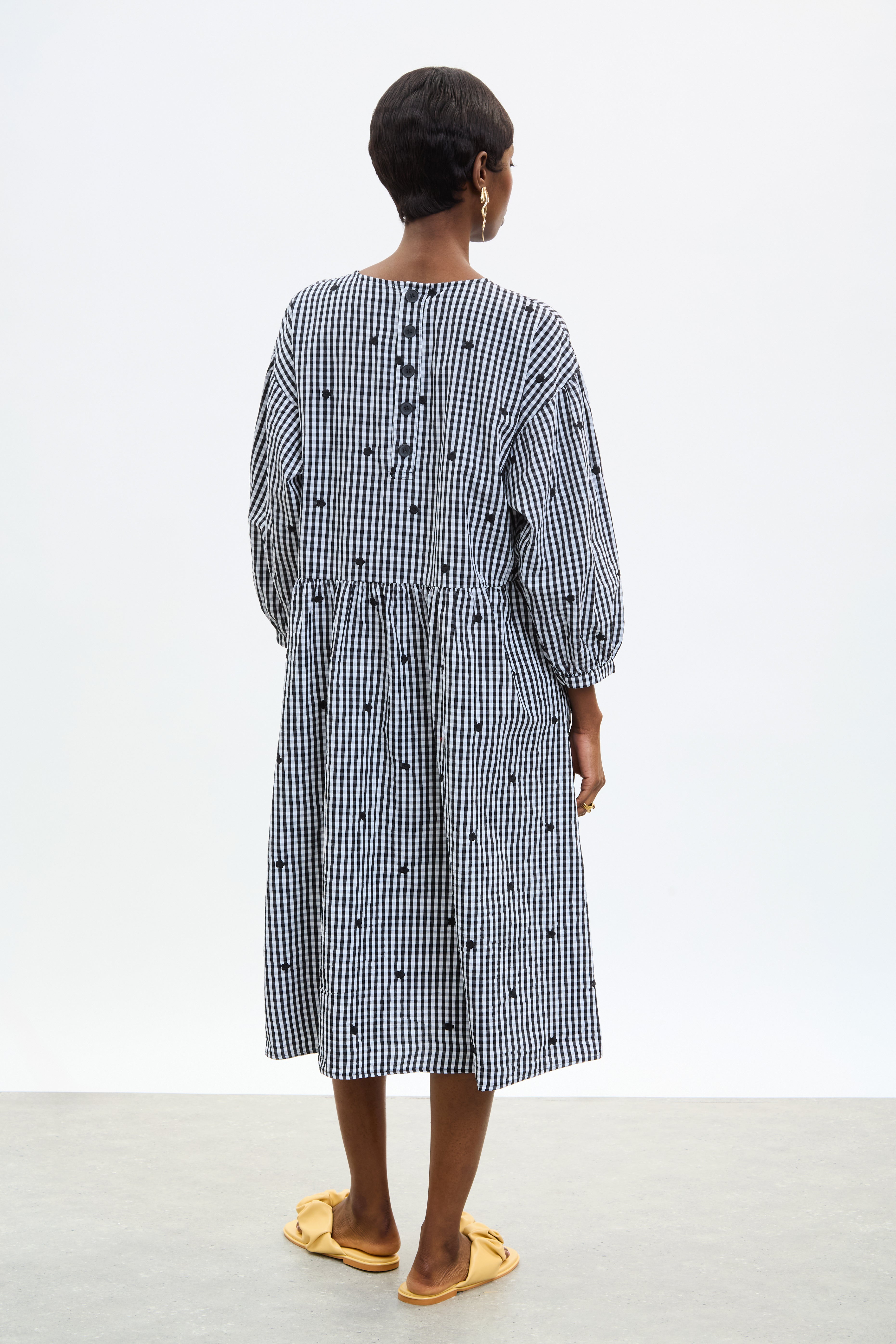 Black and ivory gingham embroidered flower dress_2