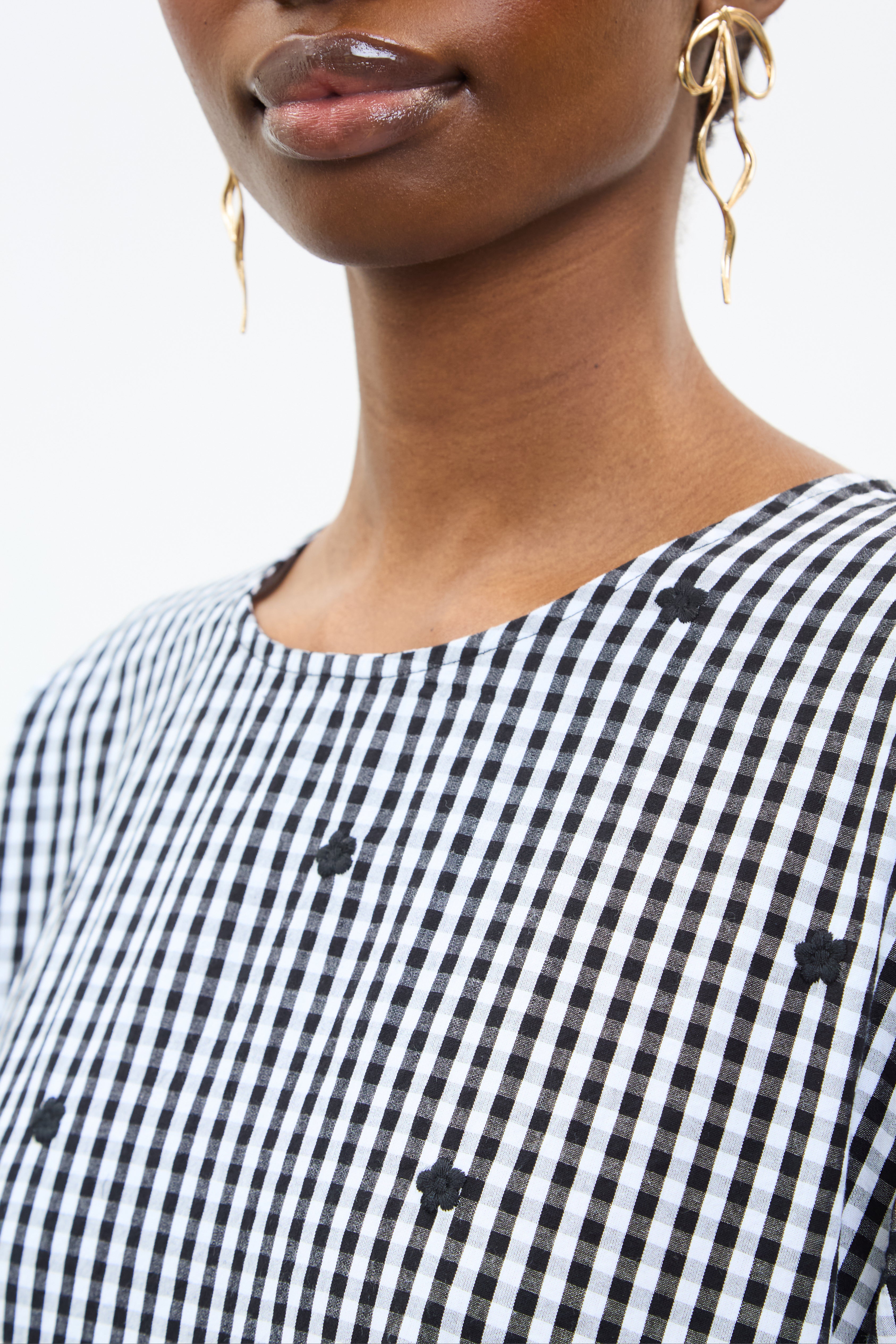 Black and ivory gingham embroidered flower dress_4