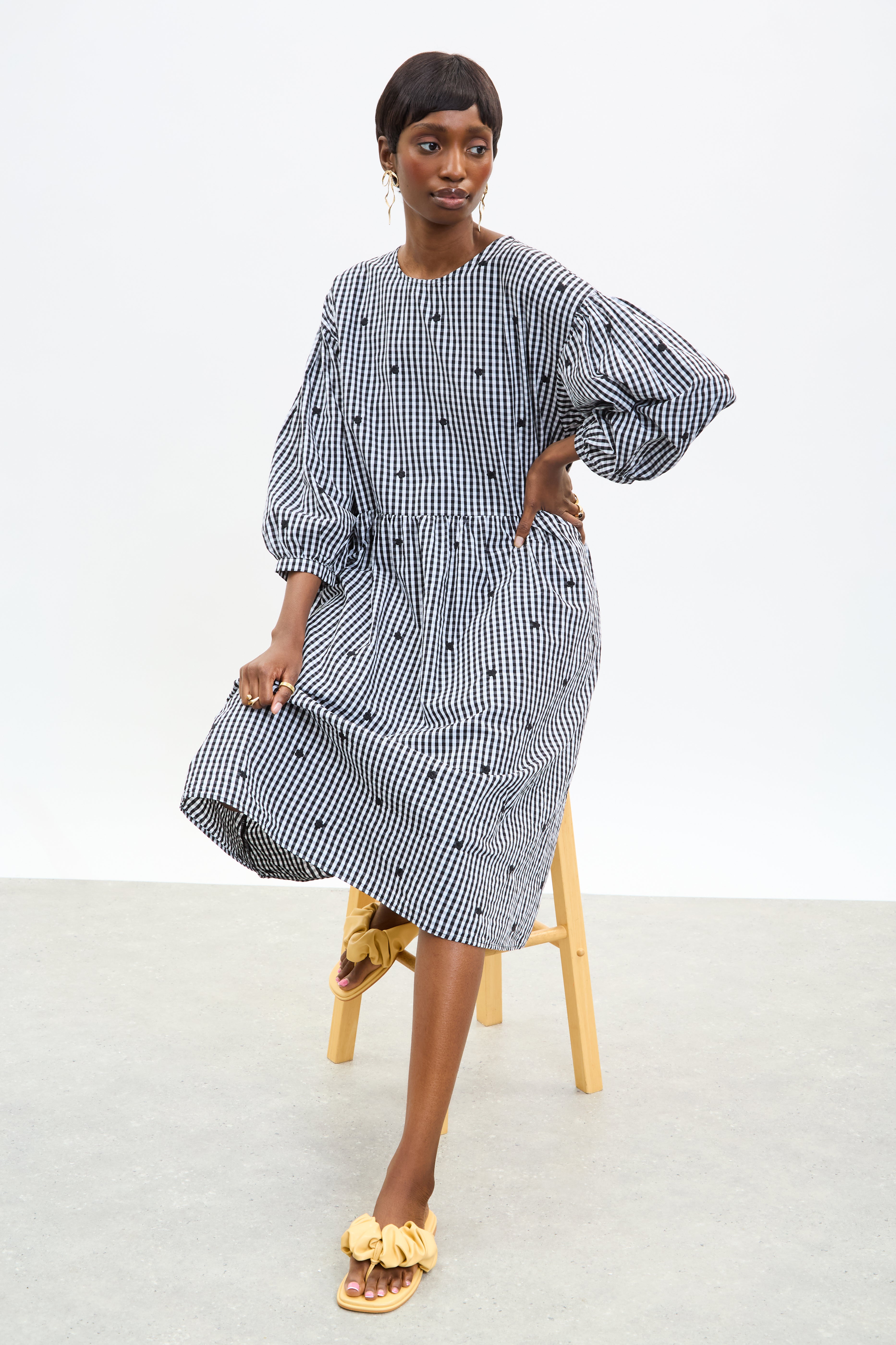 Black and ivory gingham embroidered flower dress_5