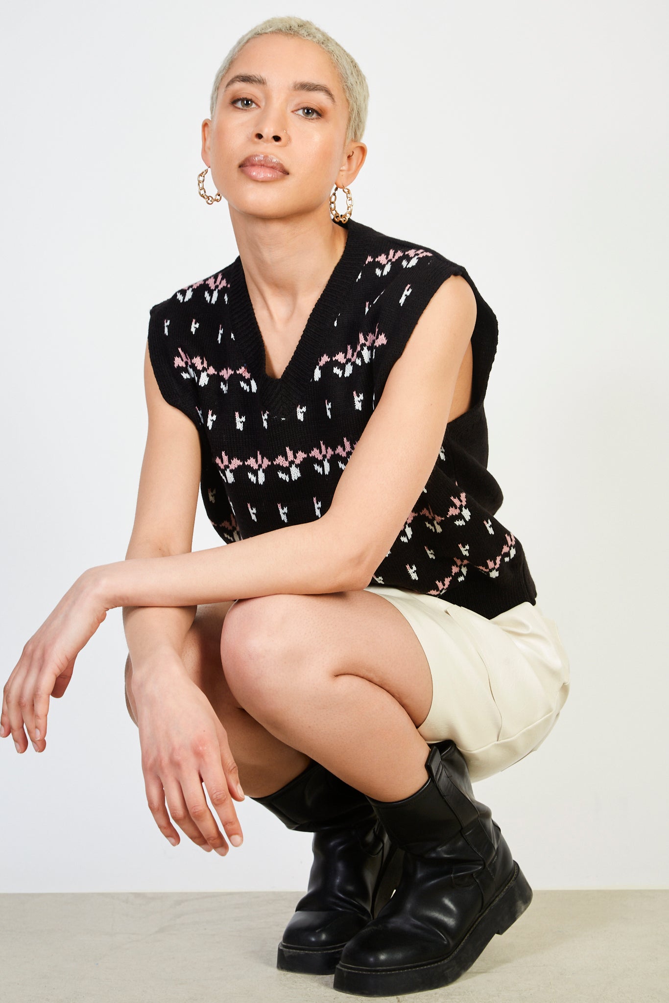 Black and pink intarsia flower sweater vest_5