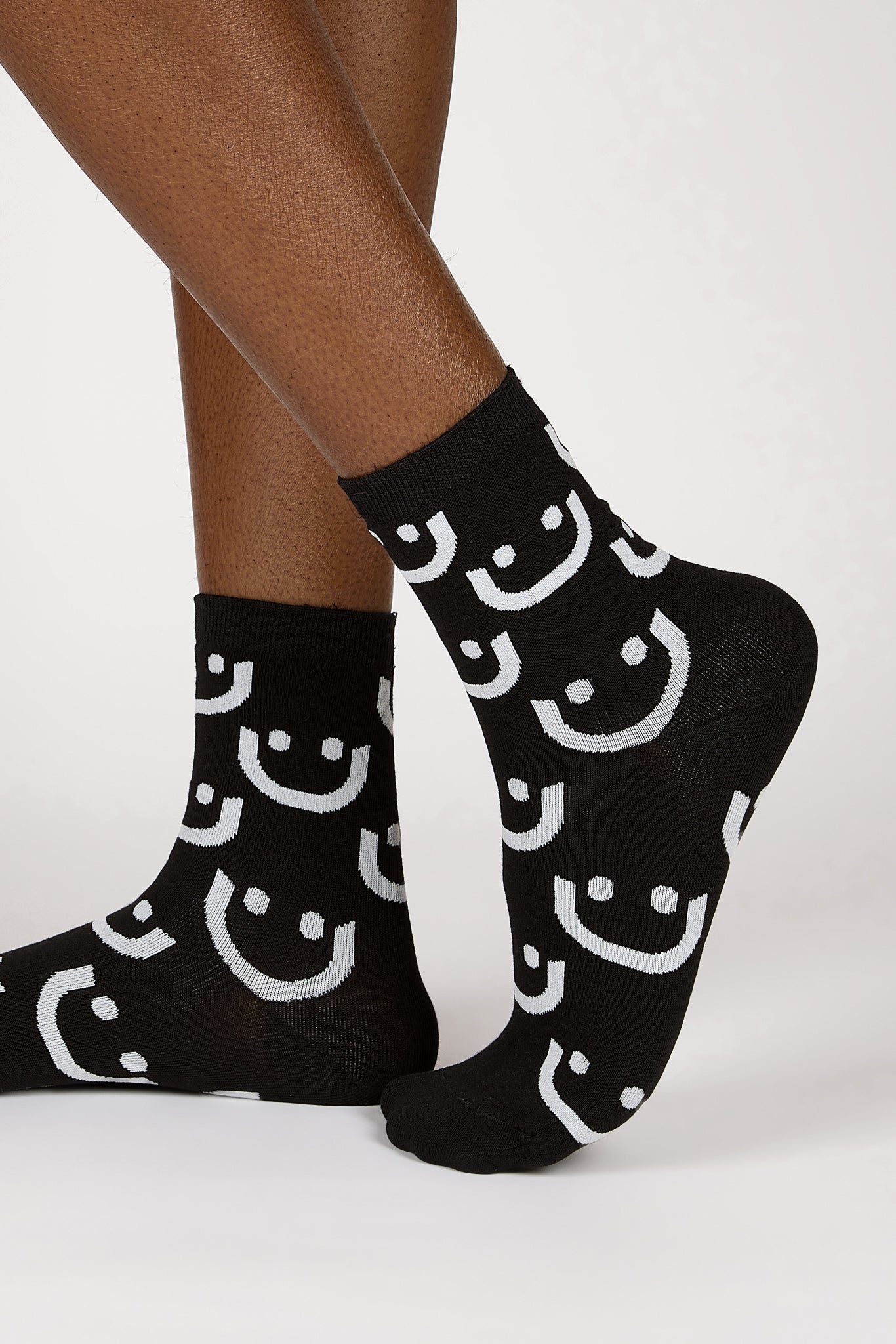 Black and white graphic smiley face socks_3