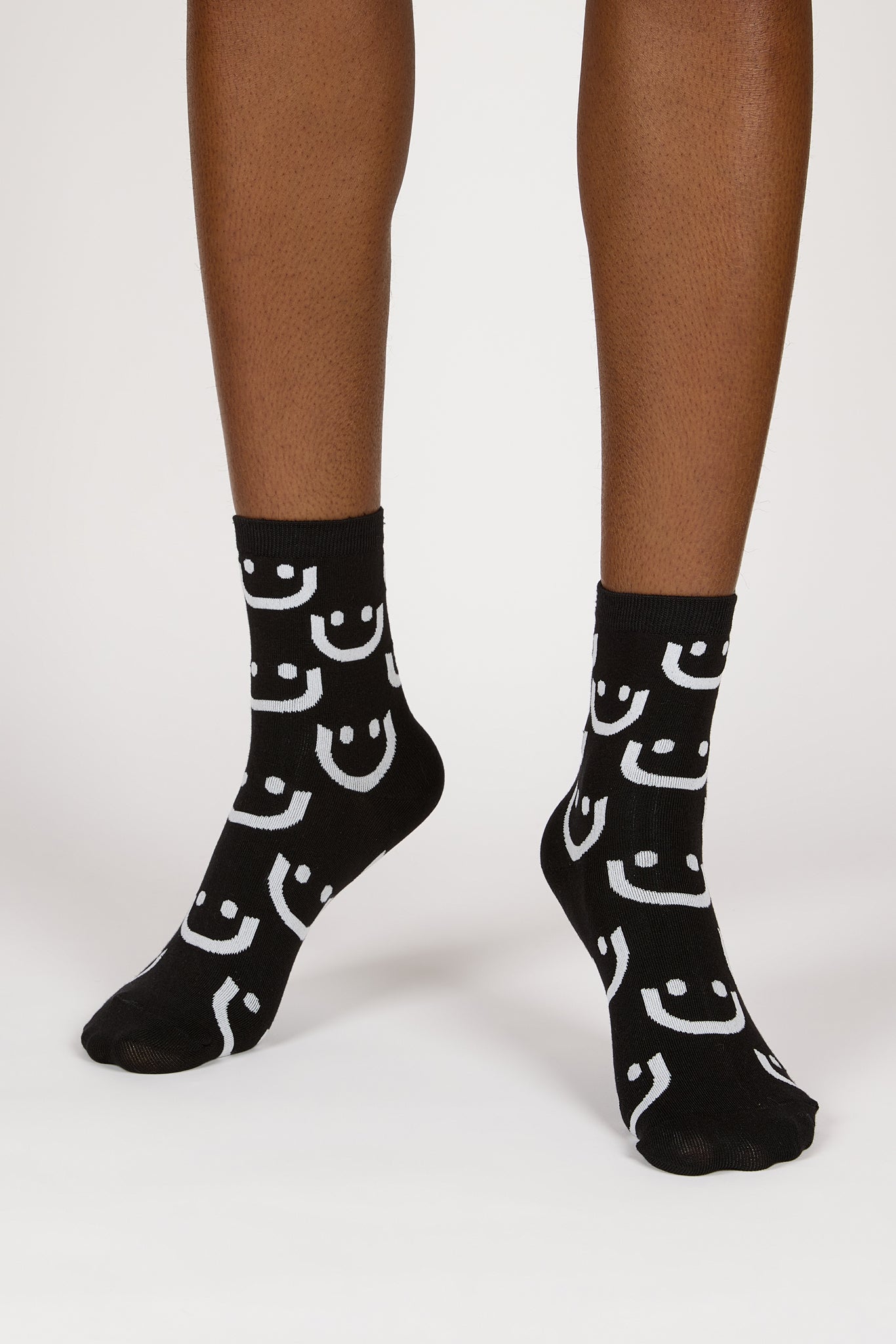 Black and white graphic smiley face socks_4