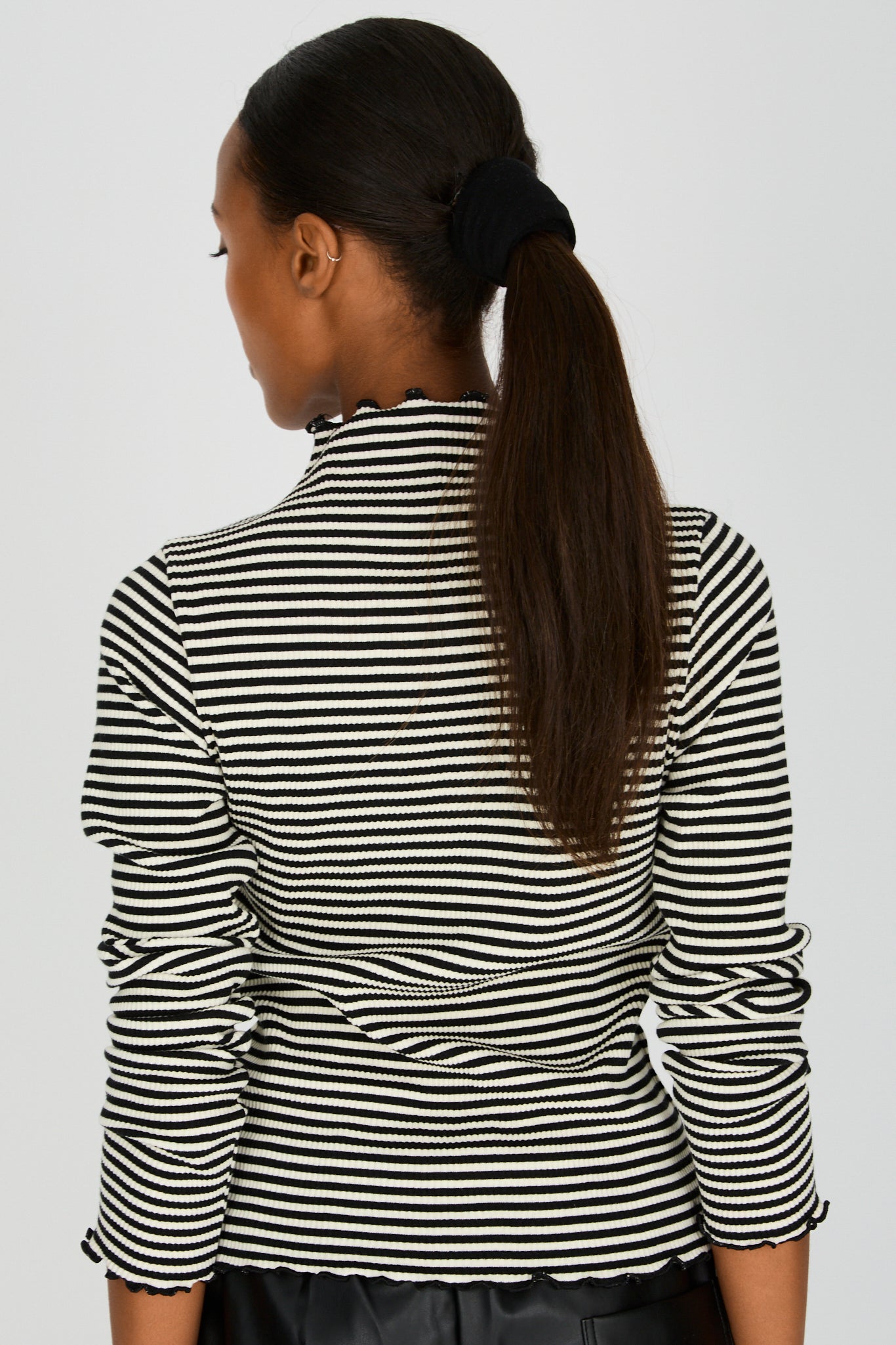 Black and white horizontal stripe ruffle trim turtleneck_2