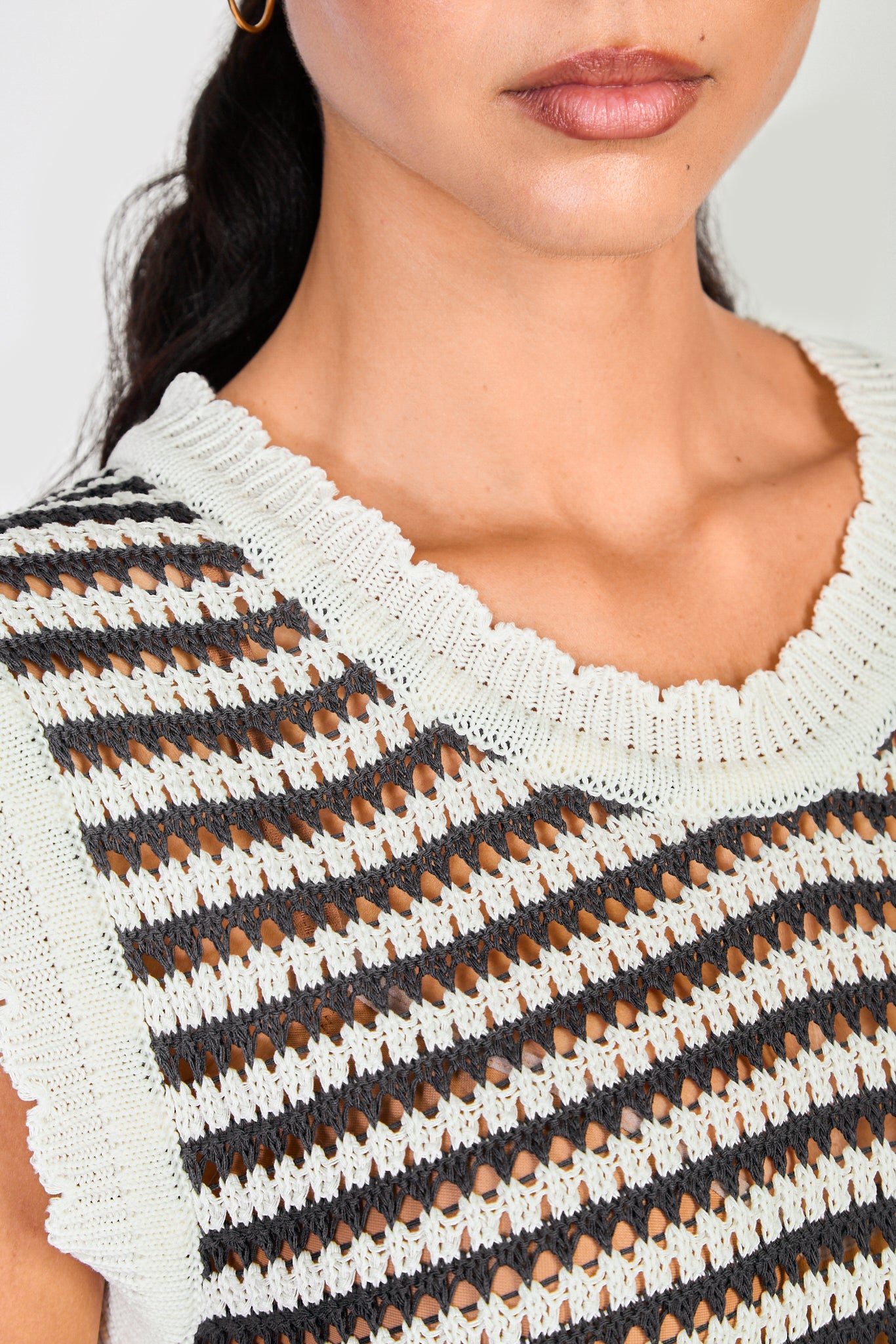 Black and white loose knit scalloped edge knit tank_3