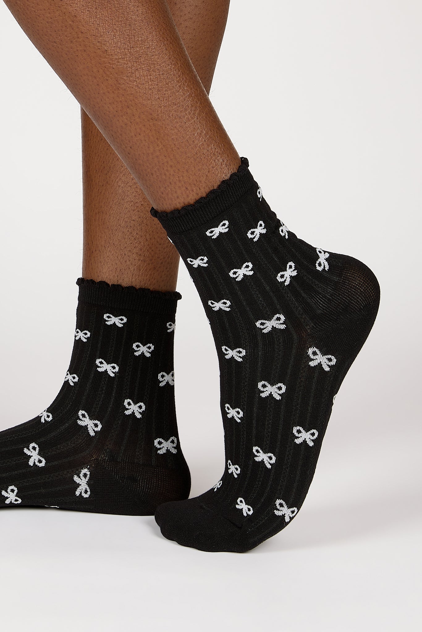 Black and white tiny ribbon socks_3