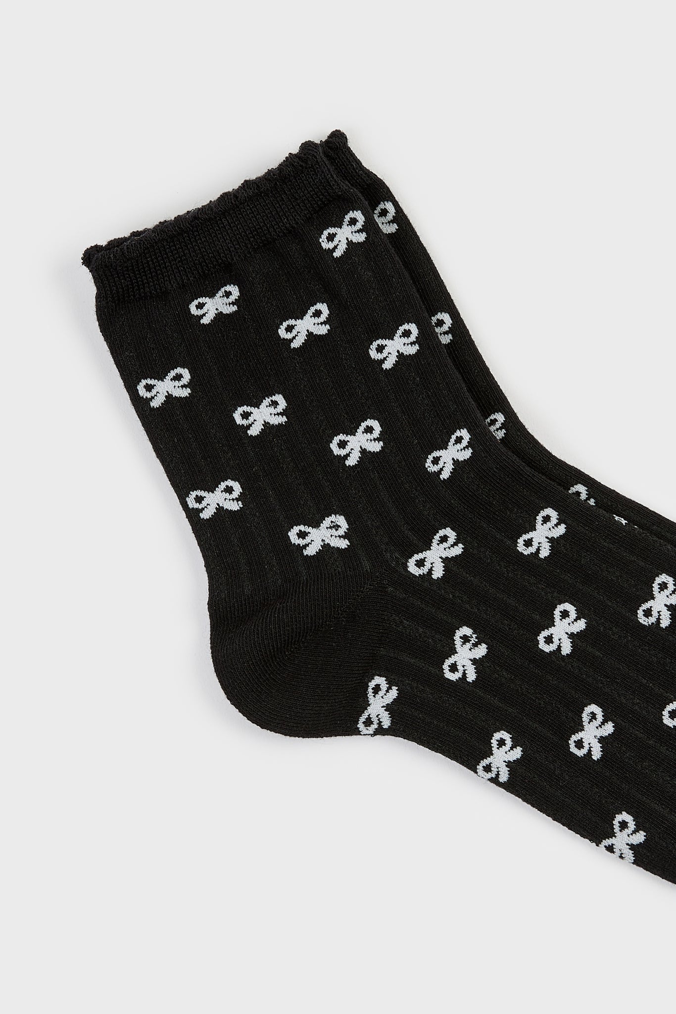 Black and white tiny ribbon socks_2