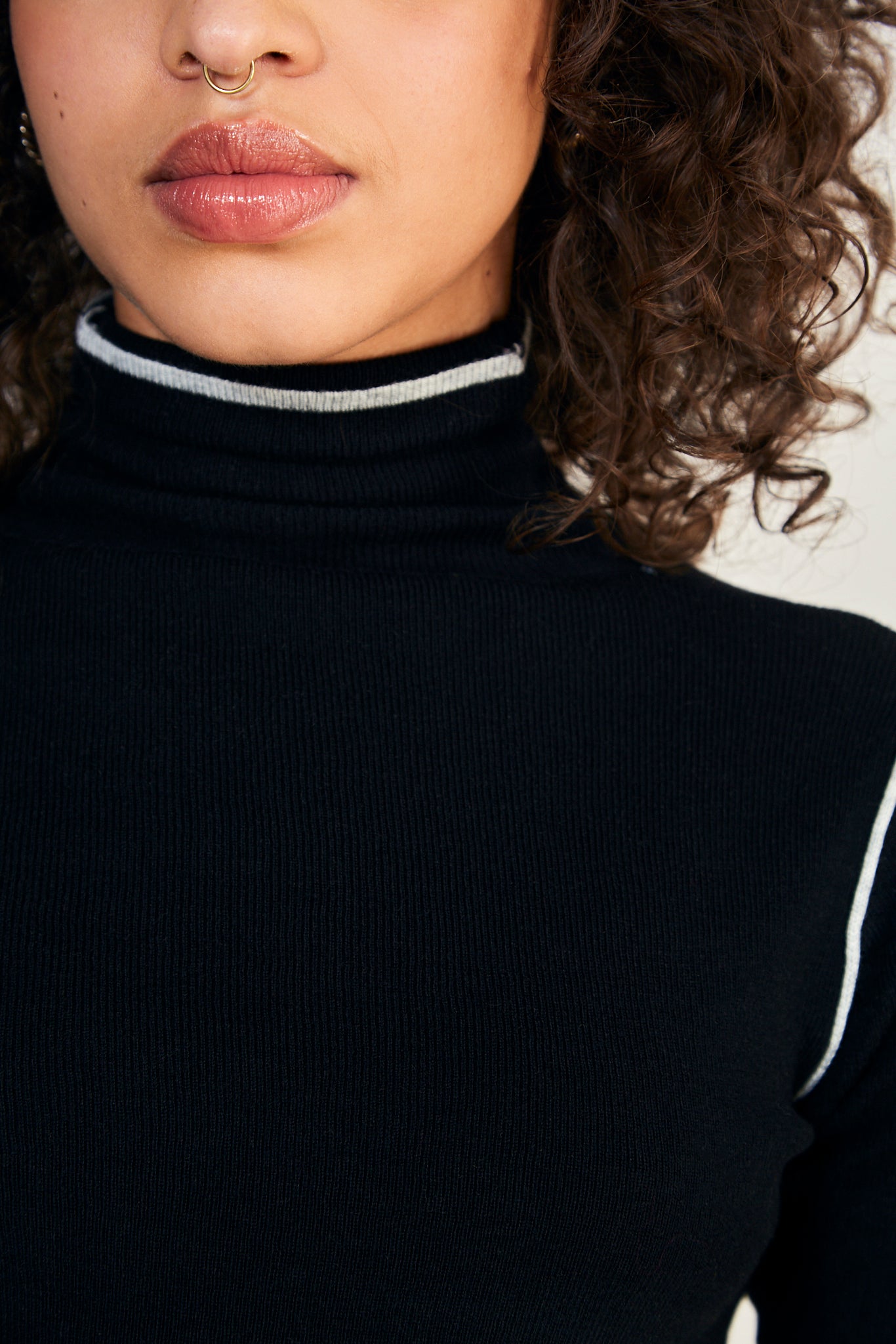 Black and white trim turtleneck top_3
