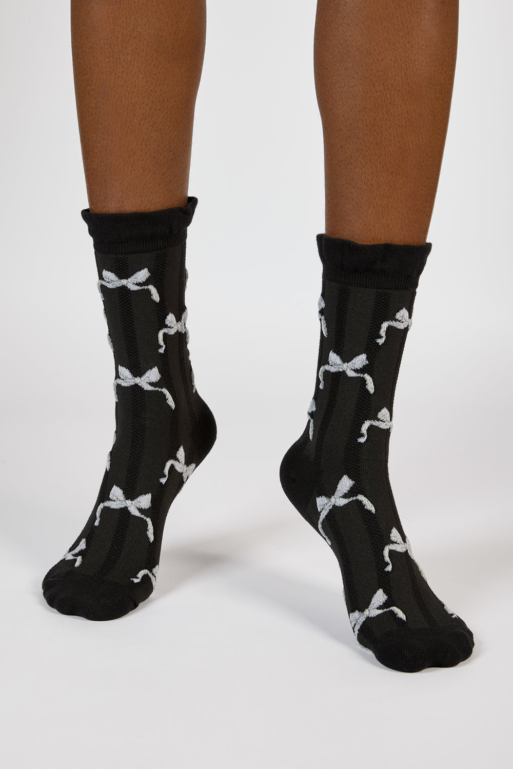 Black and white wavy ribbon socks_2