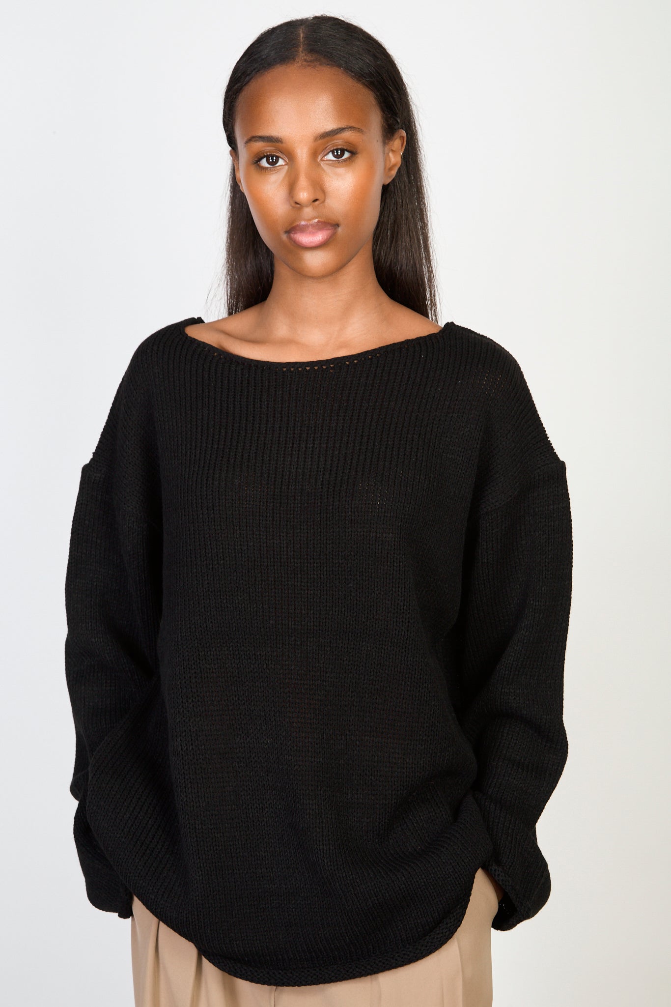 Black boat neck long roll hem jumper_1