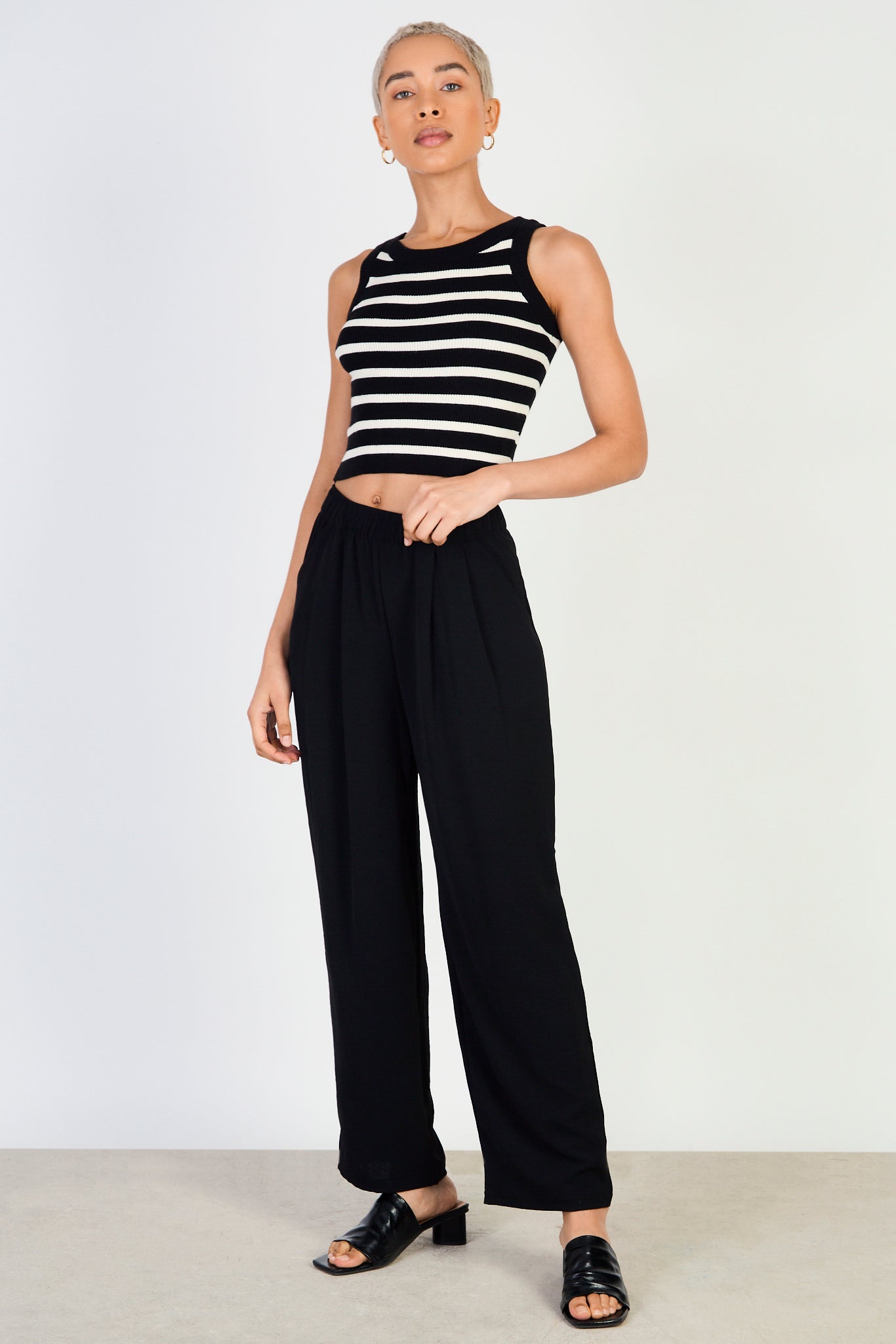Black crinkled relaxed trousers_4