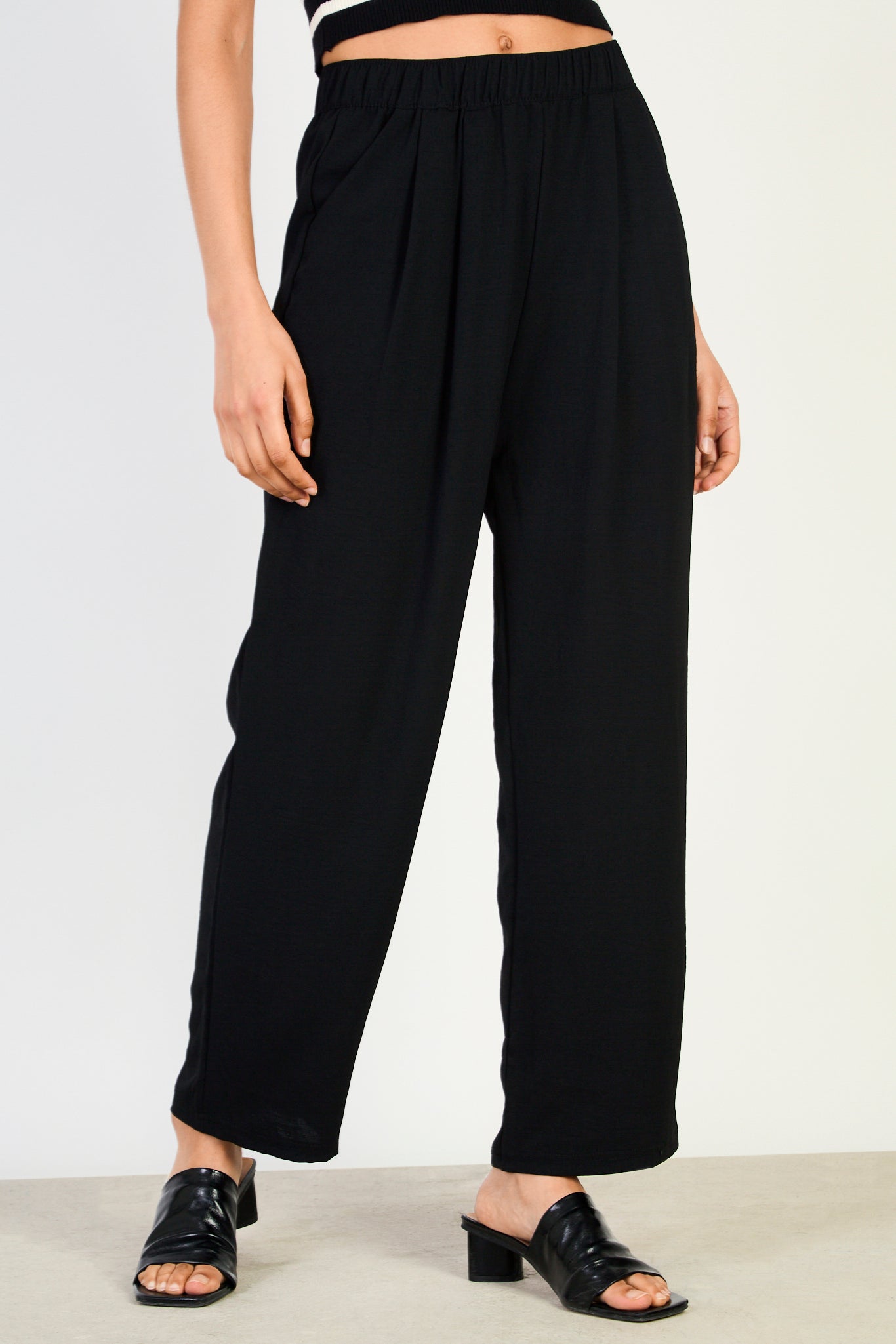 Black crinkled relaxed trousers_1