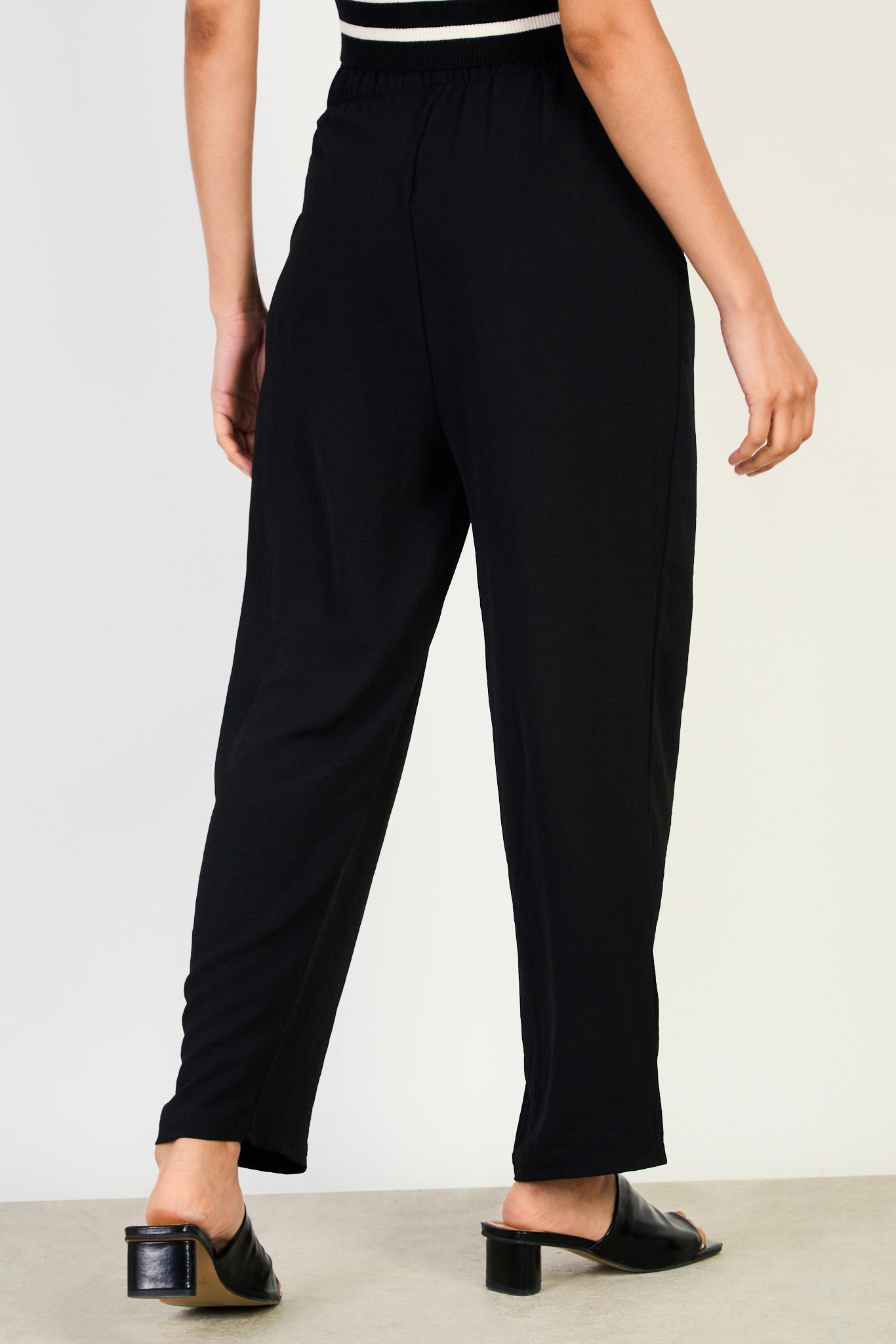 Black crinkled relaxed trousers_2