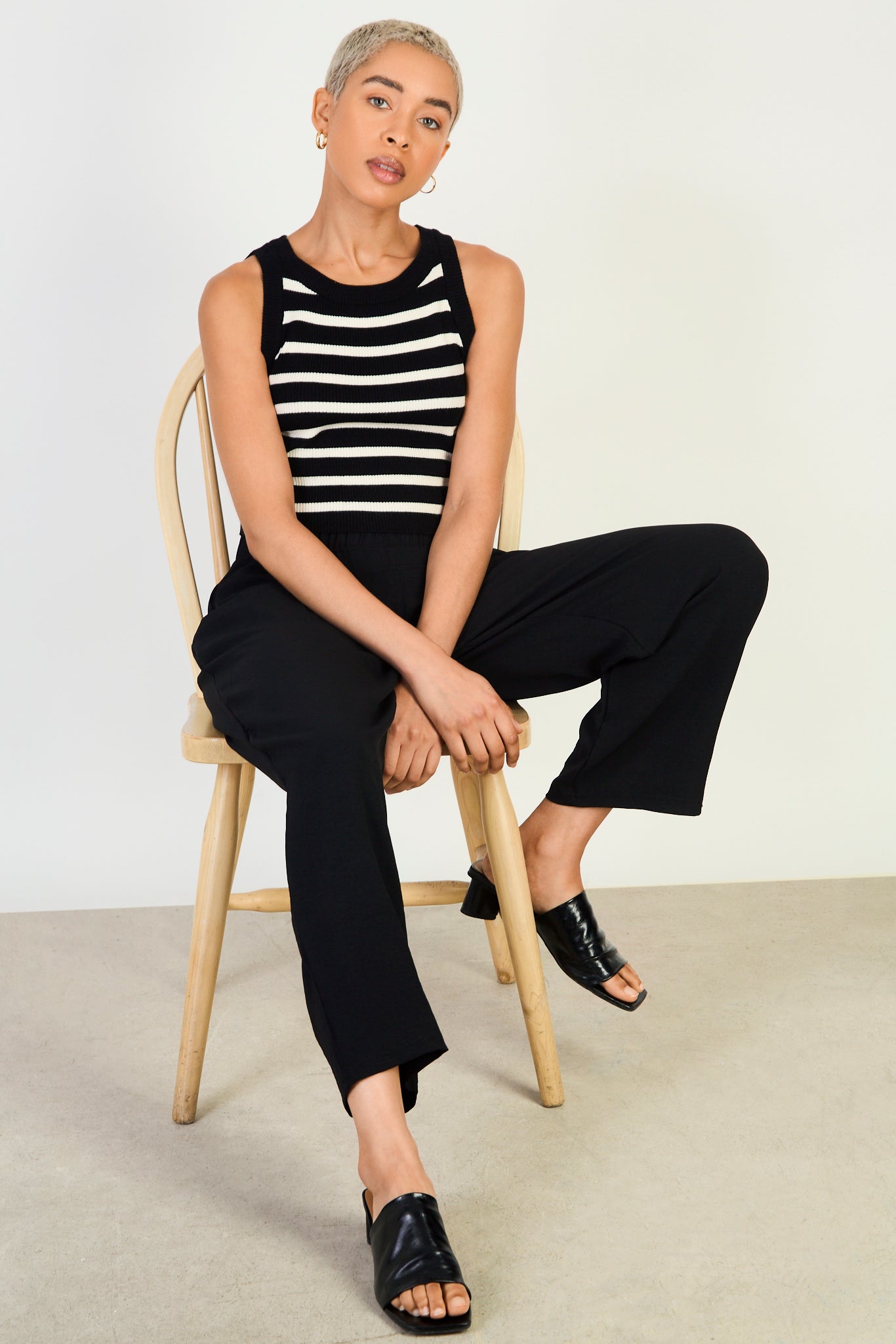 Black crinkled relaxed trousers_5